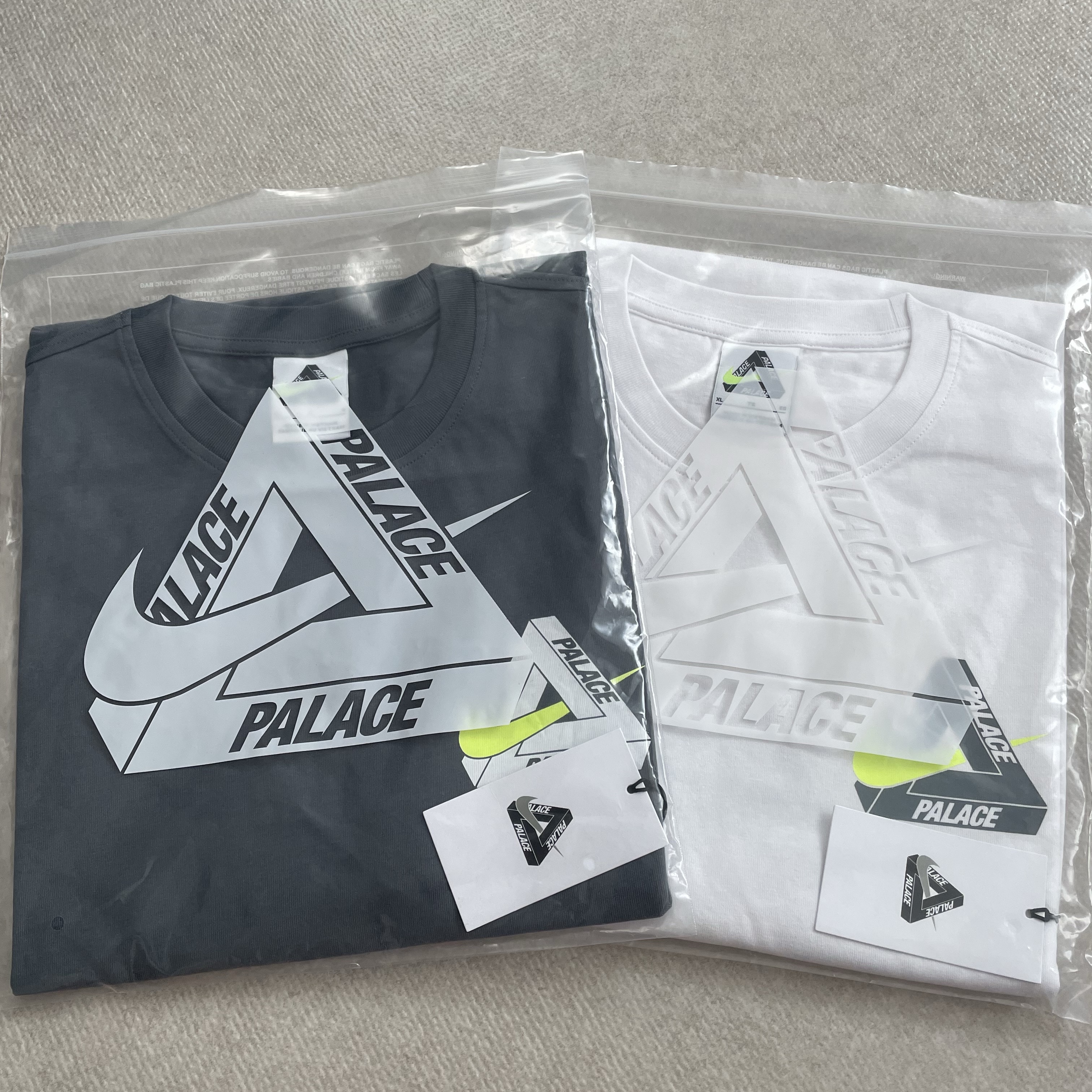 Palace x Nike Tri Swoosh T-Shirt White - 25FW, Palace x Nike Tri Swoosh T-Shirt Charcoal - 25FW 착용 스타일 - 1