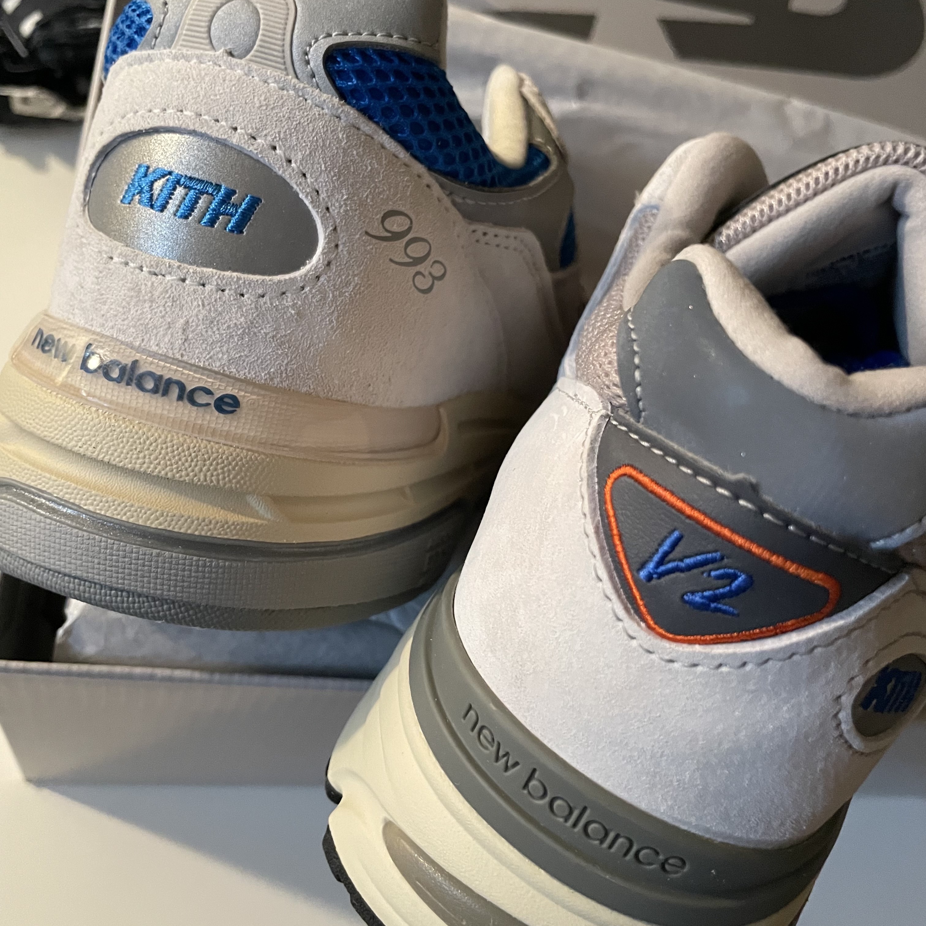 New Balance x Kith x Madison Square Garden 991v2 Made in UK Antarctica Ancient Scroll - D Standard, New Balance x Kith x Madison Square Garden 993 Made in USA Ancient Scroll Grey Matter 착용 스타일 - 3