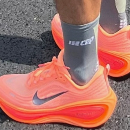 Nike Vomero Plus Orange Pulse Hot Lava 착용 스타일
