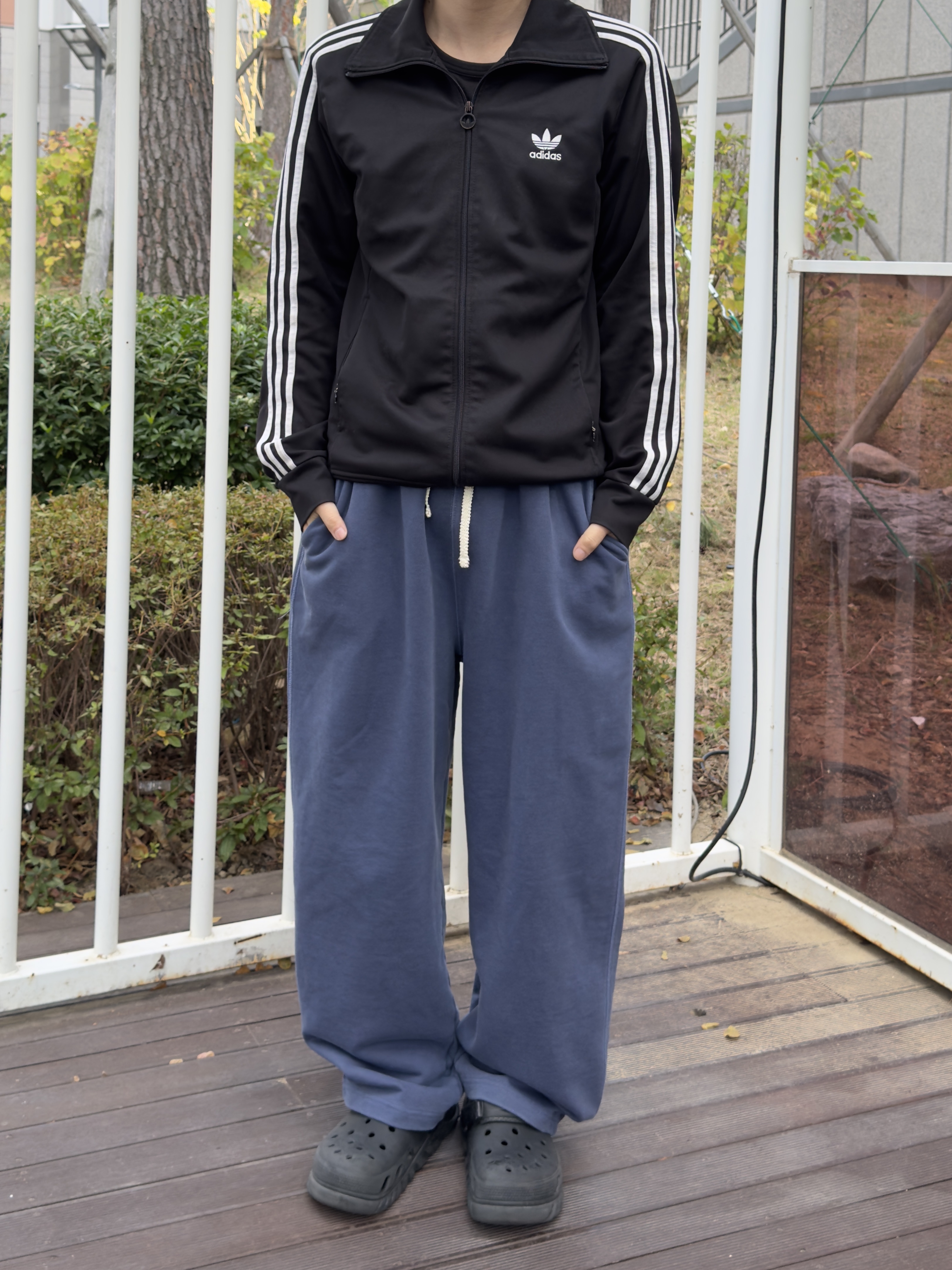 [KREAM 단독] Knitted Sun Pigment Training Pants Washing Blue, Crocs Classic Crush Clog Black 착용 스타일