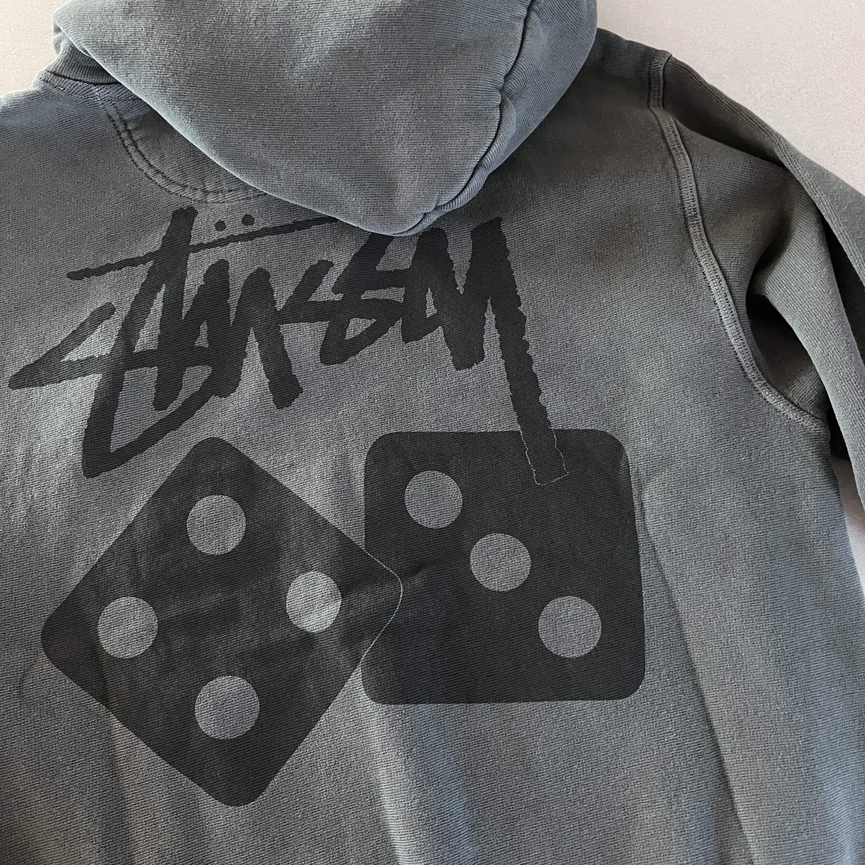 Stussy Dice Pigment Dyed Hoodie Black 착용 스타일 - 2