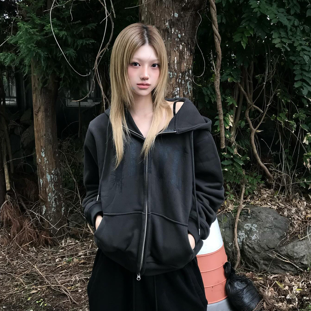 Thevinylhouse Graphic Hoodie Zip Up Charcoal 착용 스타일