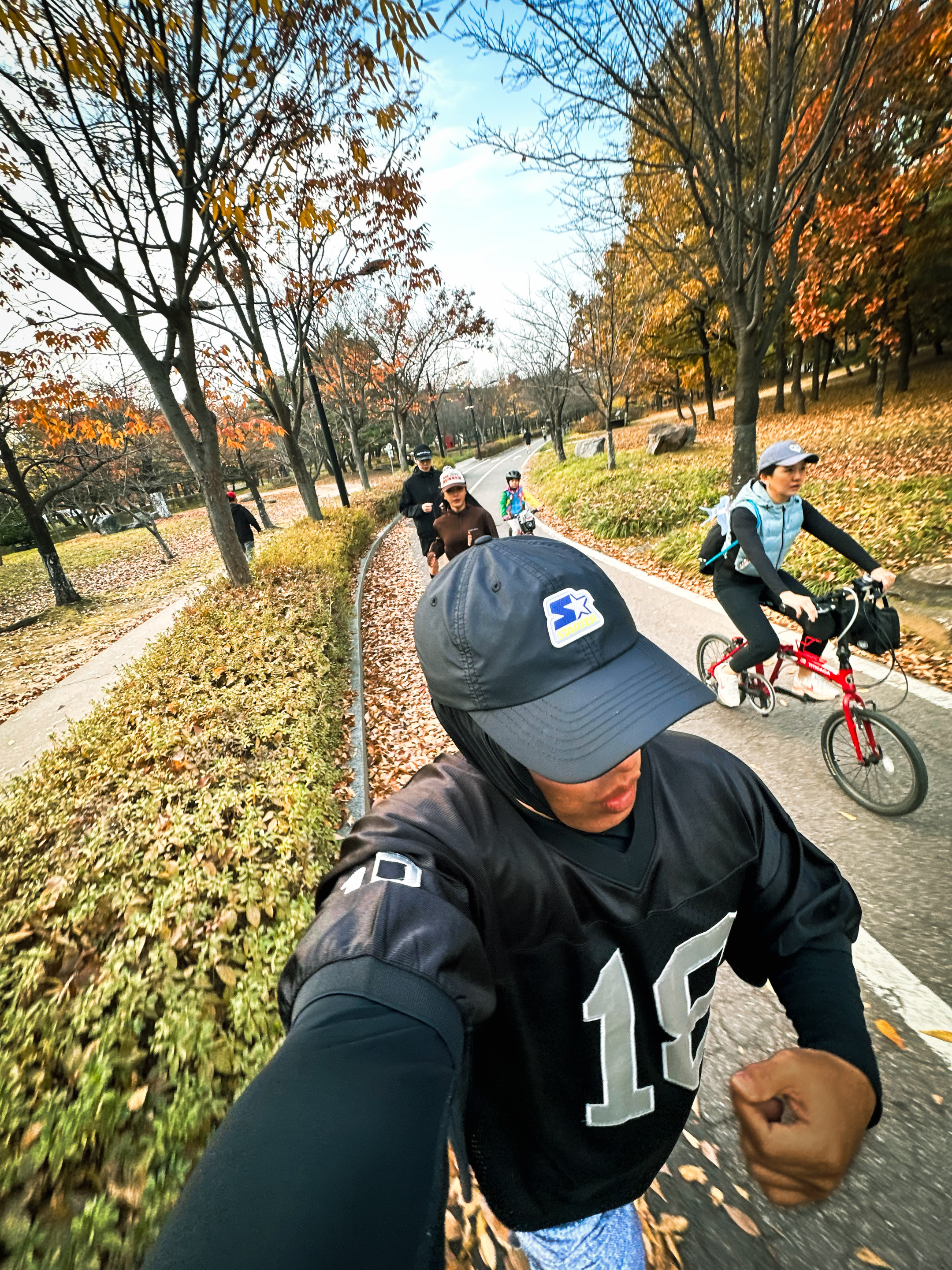 Oakley Plantaris Matte Sand Frame Prizm Brown Gradient Lenses Regular Universal Fit, Asics Novablast 5 Tokyo Blue Fade Edo Purple 착용 스타일 - 1