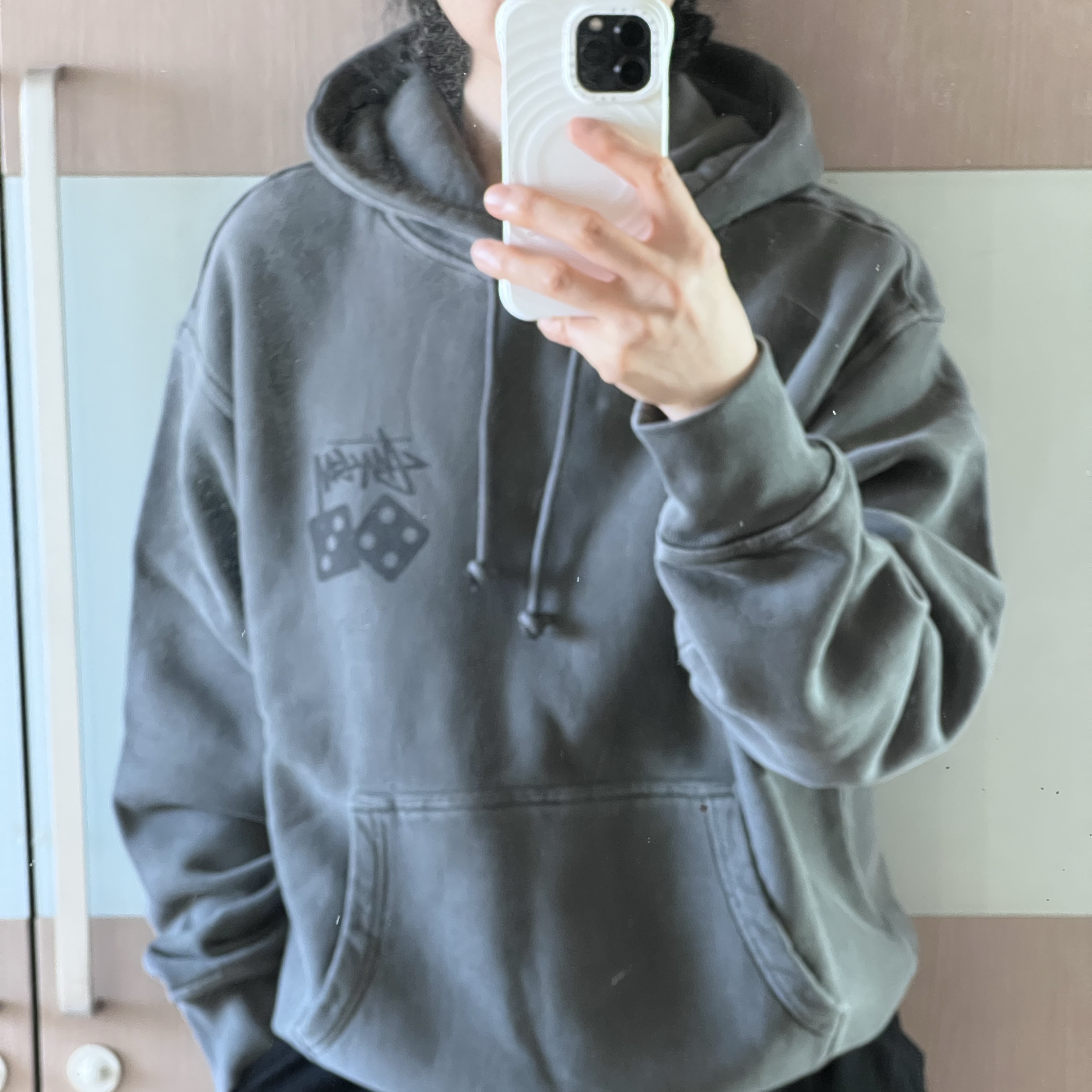 Stussy Dice Pigment Dyed Hoodie Black 착용 스타일 - 3