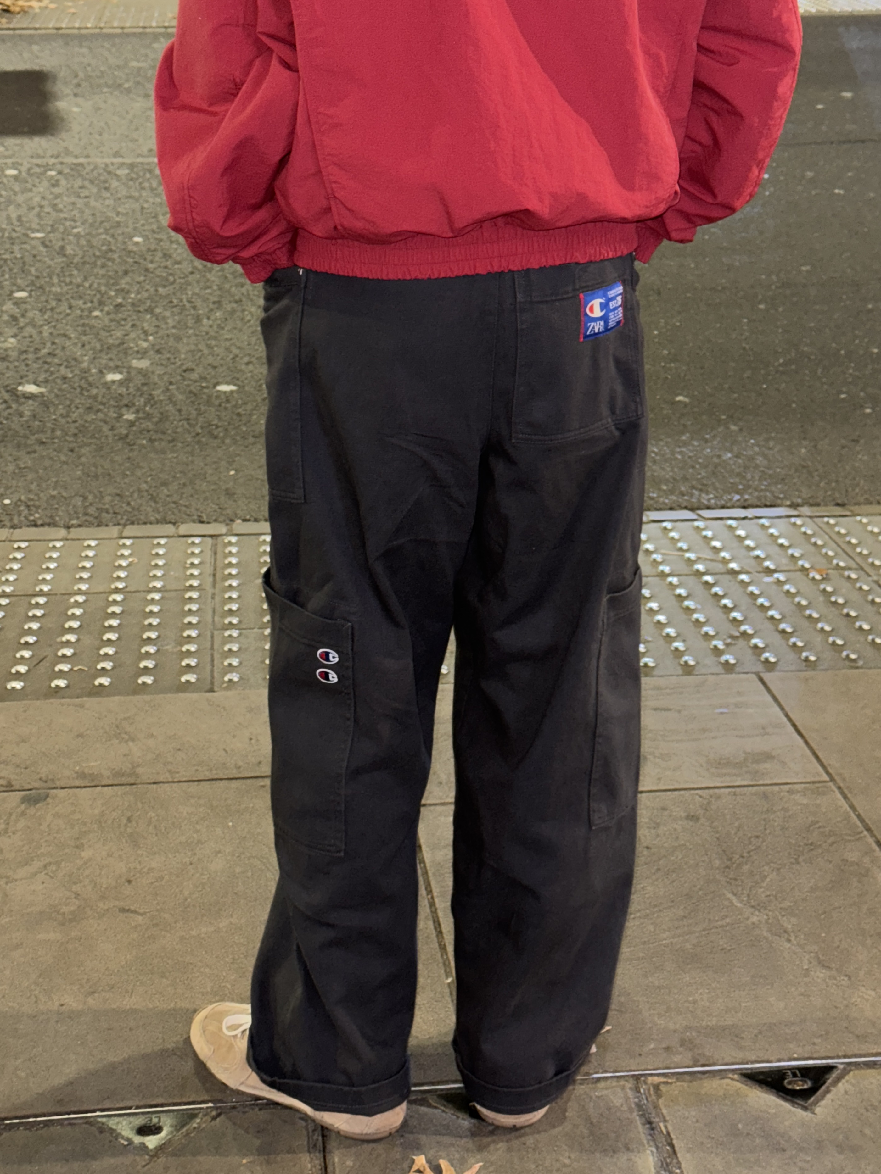 Zara x Champion Technical Patch Jacket Red, Zara x Champion Drawstring Cargo Pants Anthracite Gray 착용 스타일 - 2