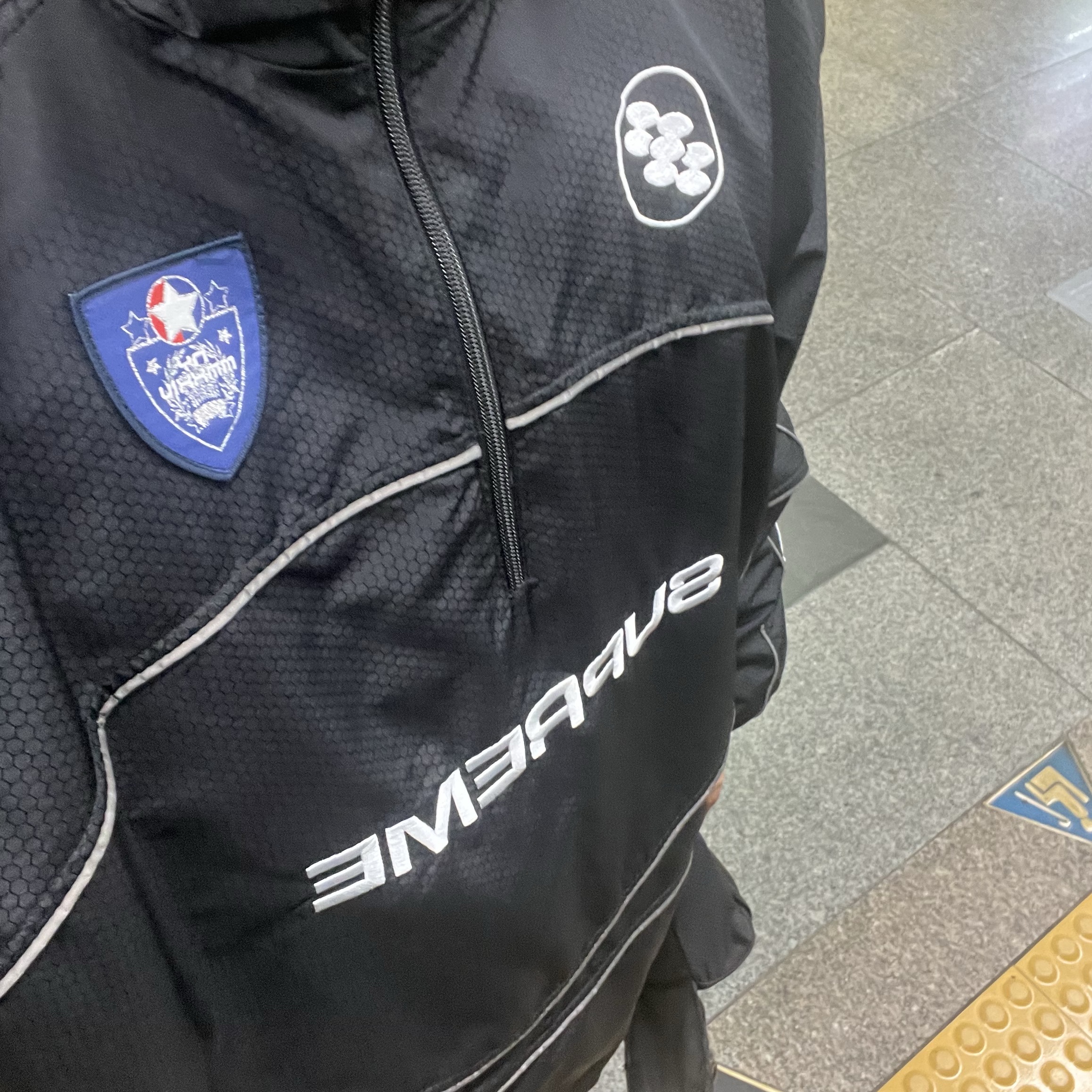 Supreme Reflective Piping Pullover Black - 24FW 착용 스타일