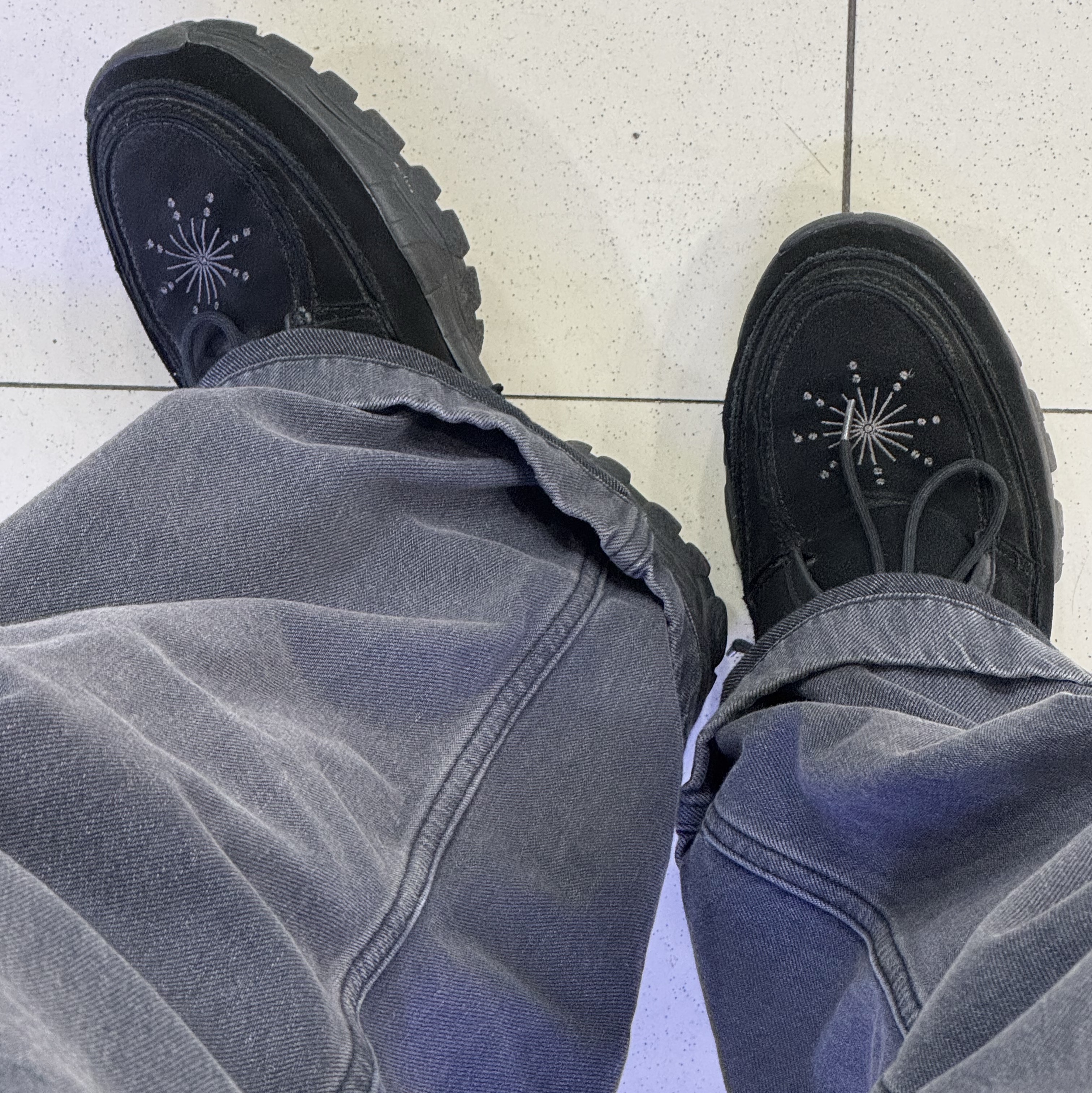 [KREAM 단독] Millo Archive X Negative Three Crescendo Desert Boots Black, Uniqlo U Wide Fit Color Jeans Gray 착용 스타일