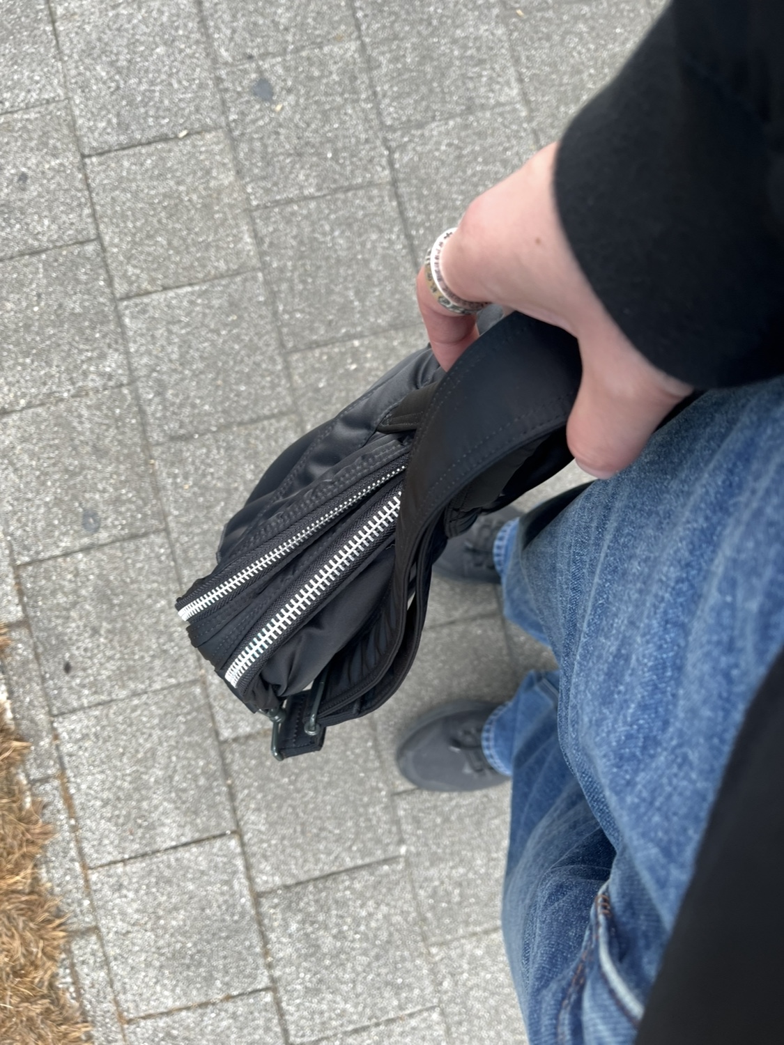 Porter Tanker 2Way Briefcase Black, Anta PG7 Travel 1.5 Black 착용 스타일 - 3