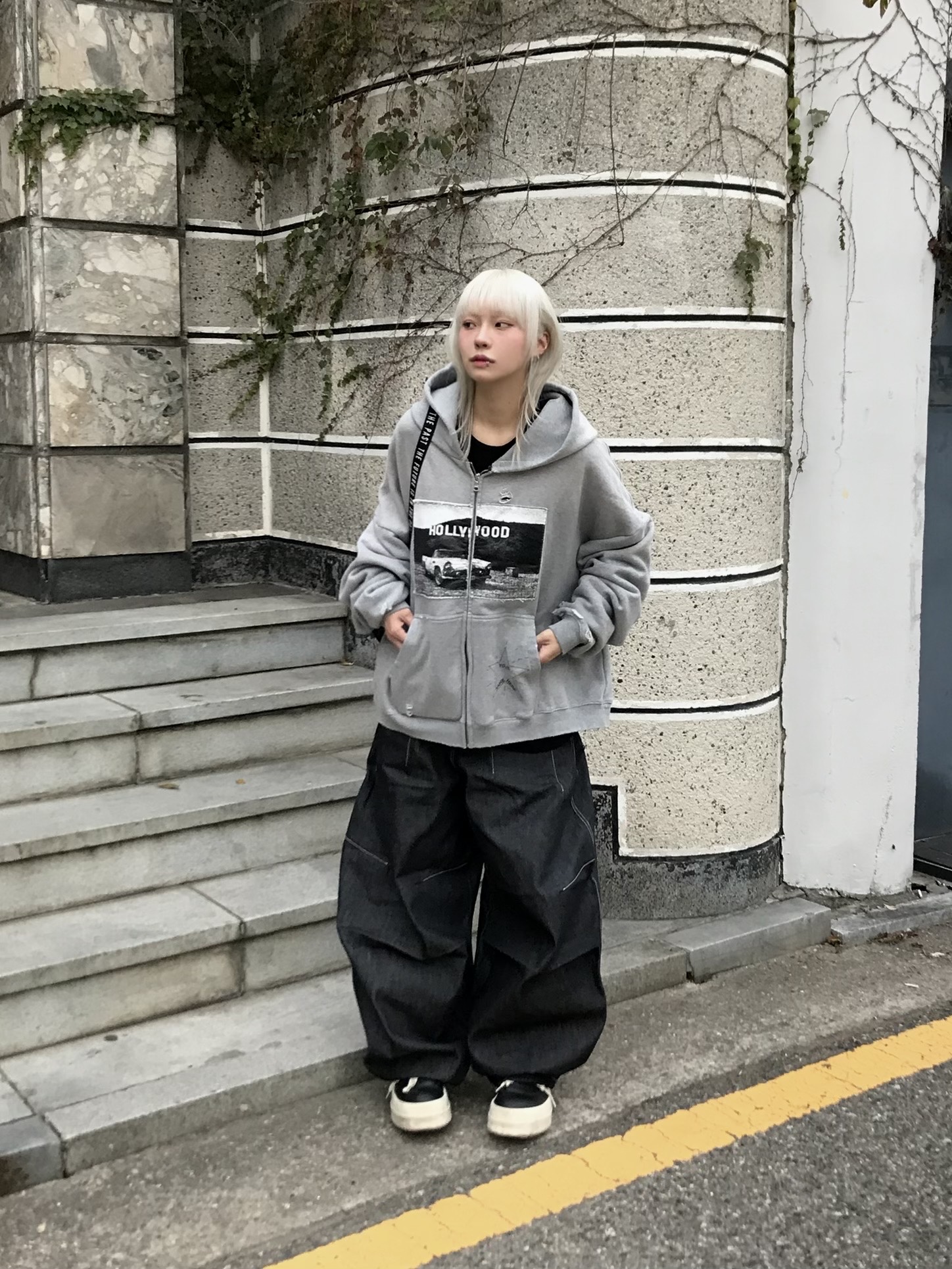 Rick Owens Hollywood Mega Bumper Geobasket in Full Grain Calf Leather Black Milk 착용 스타일 - 2