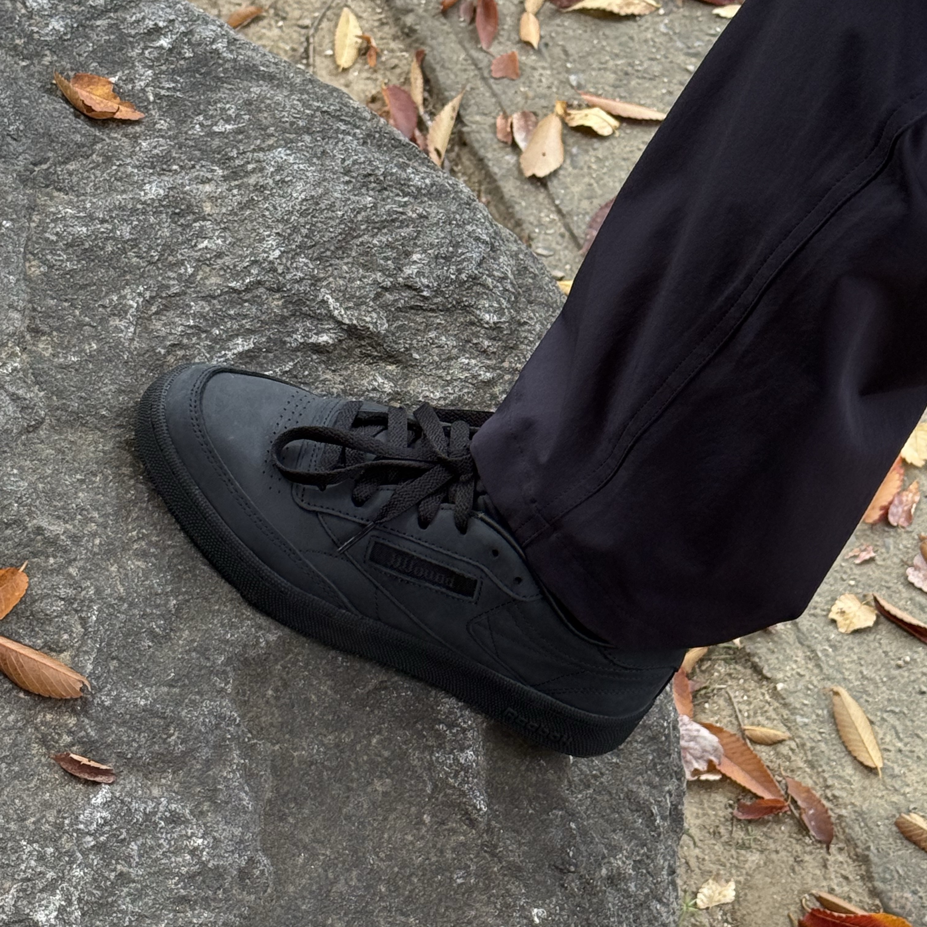 Reebok x JJJJound Club C 85 Triple Black 착용 스타일 - 3