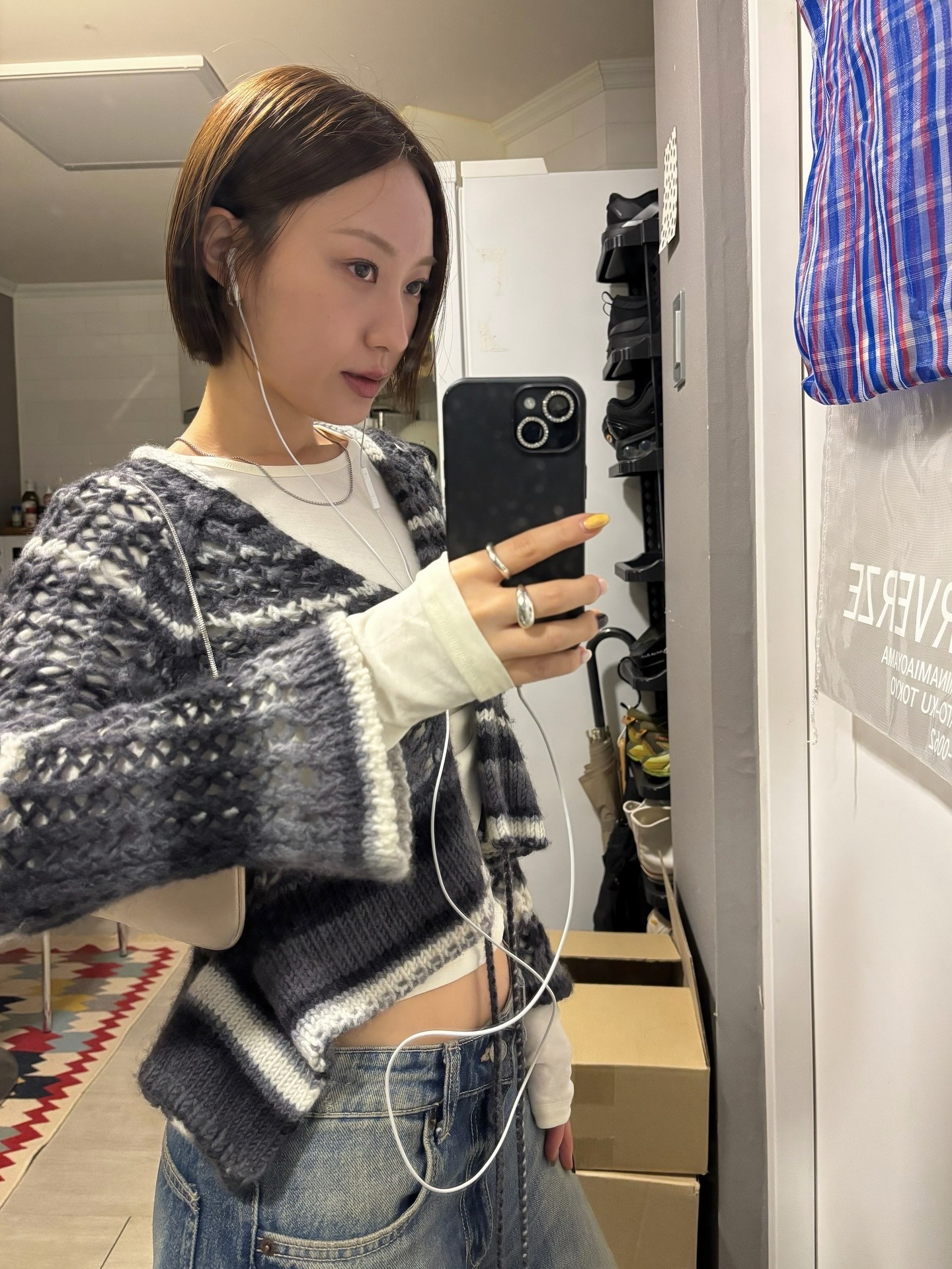 Perverze Women Face Hand Knit Cardigan Gray - 24FW 착용 스타일