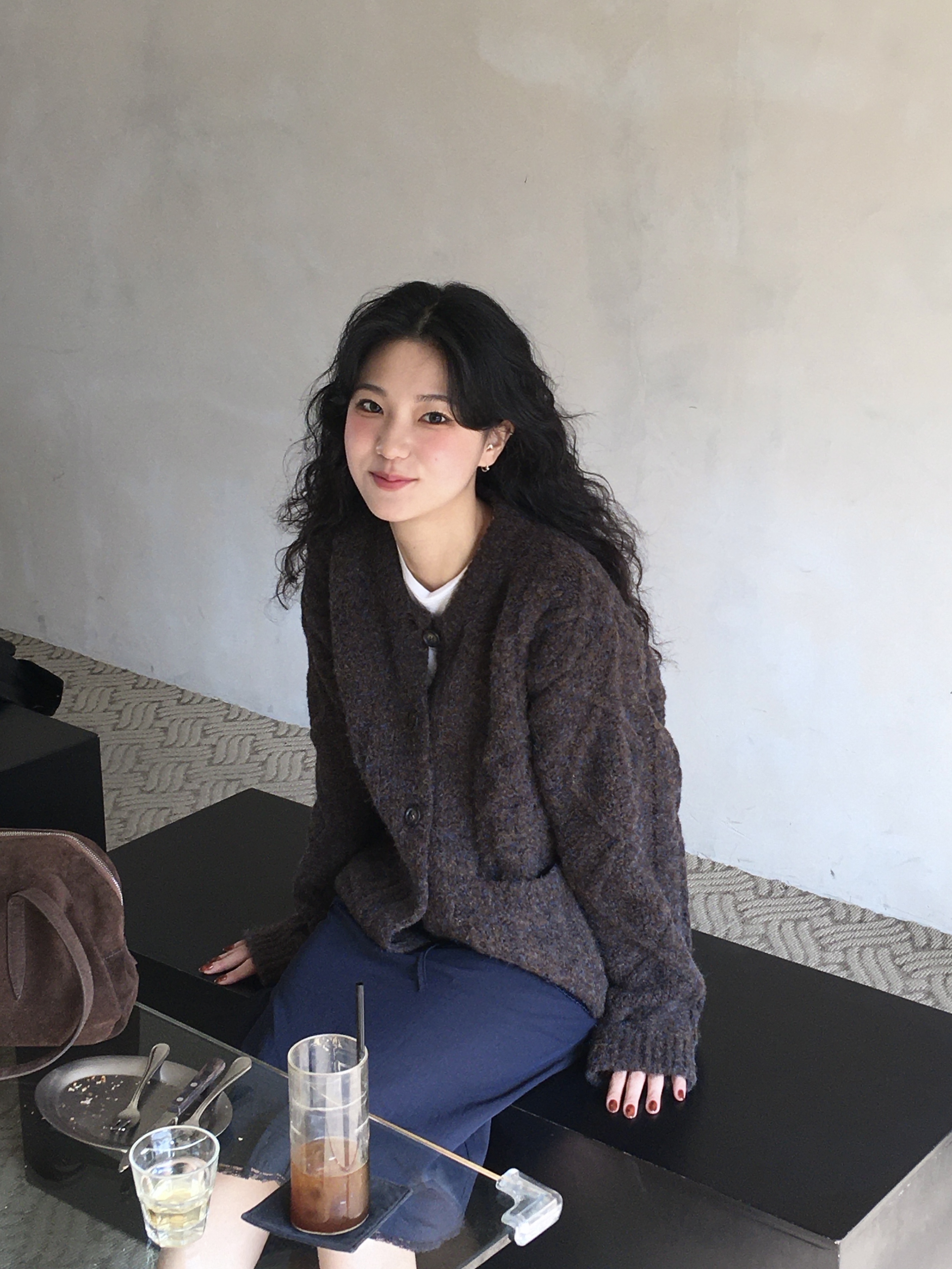 Knitted Bold Cable Round Knit Cardigan Brown 착용 스타일