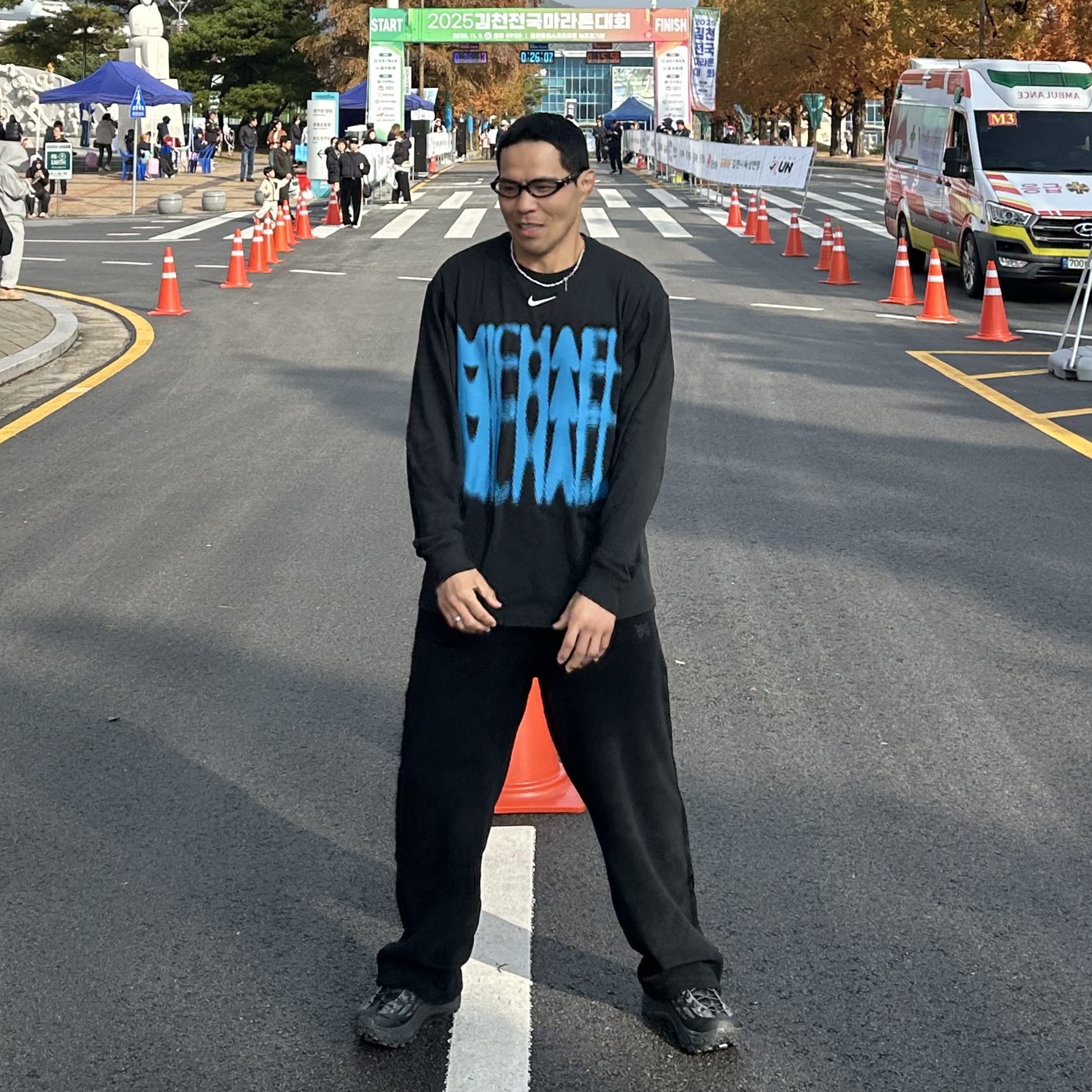 Uniqlo x Needles Fleece Wide Pants Black - KR, Hoka Mafate Three2 Tech Stealth Black 착용 스타일