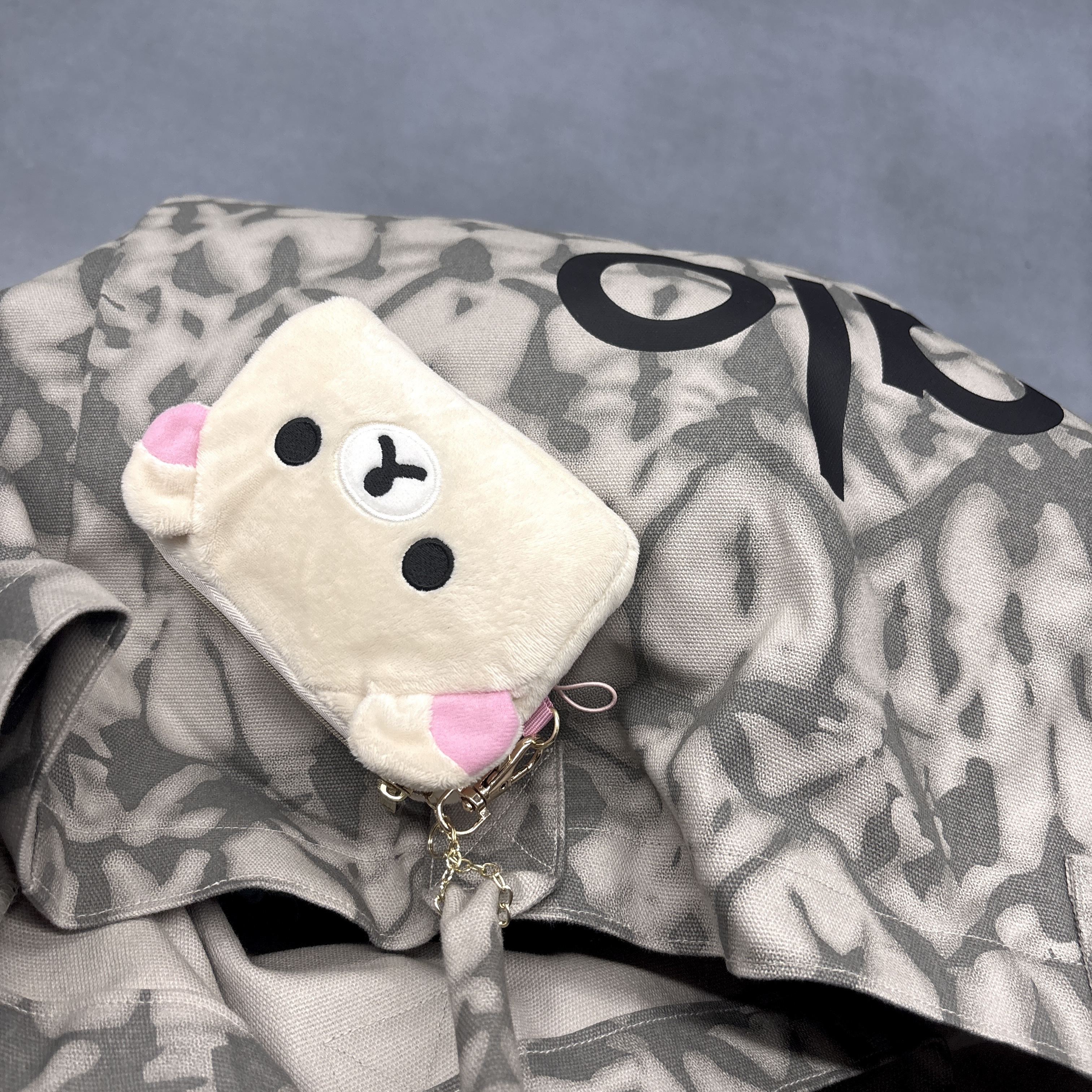 Alo Yoga Iconic Shopper Tote Bag Grey Tiedye 착용 스타일