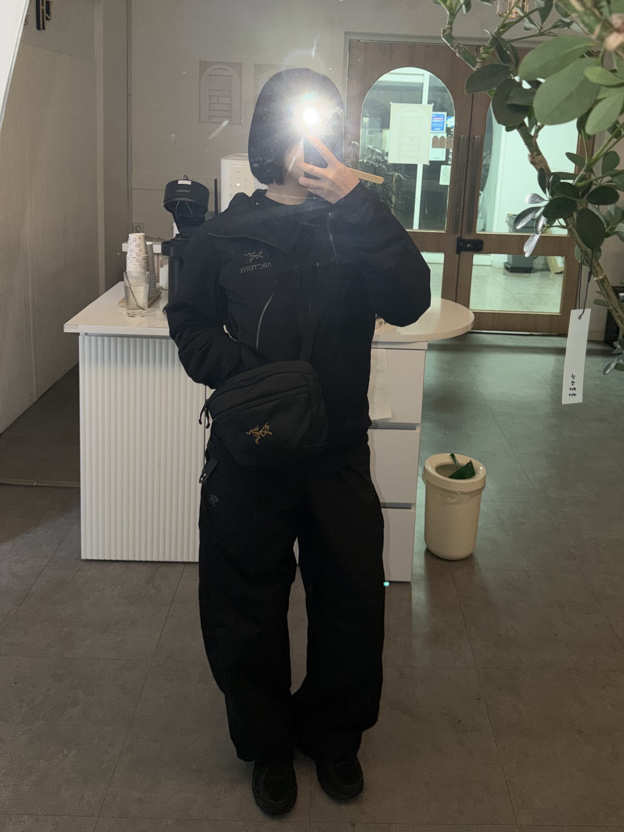 Arc'teryx Atom Hoody Black, Arc'teryx Mantis 2 Waistpack 24K Black 착용 스타일 - 6