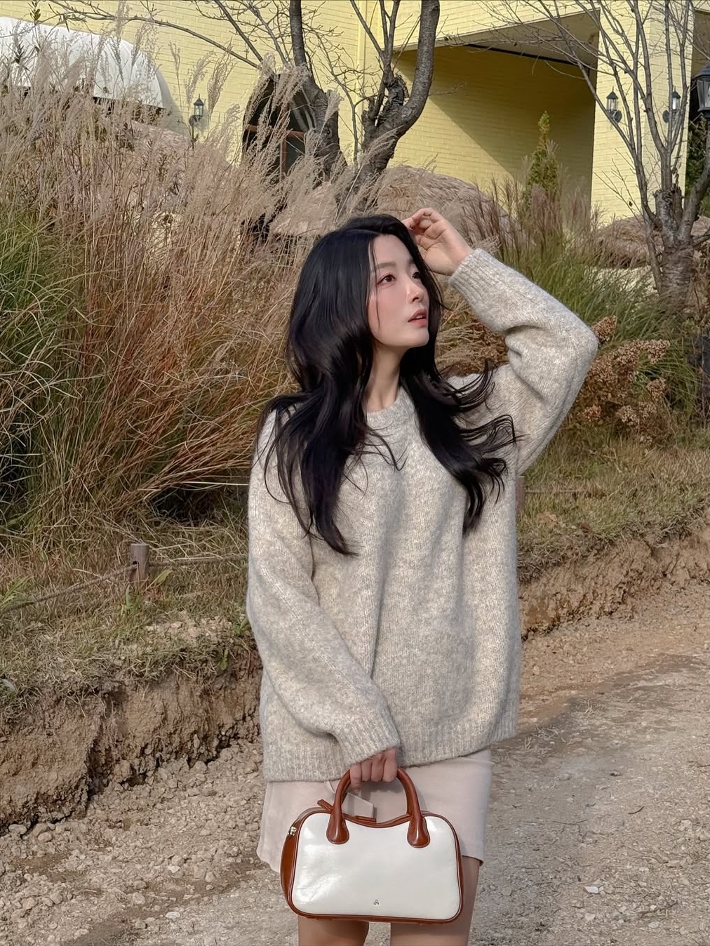 Knitted Boucle Reglan Crop Round Knit Oatmeal 착용 스타일