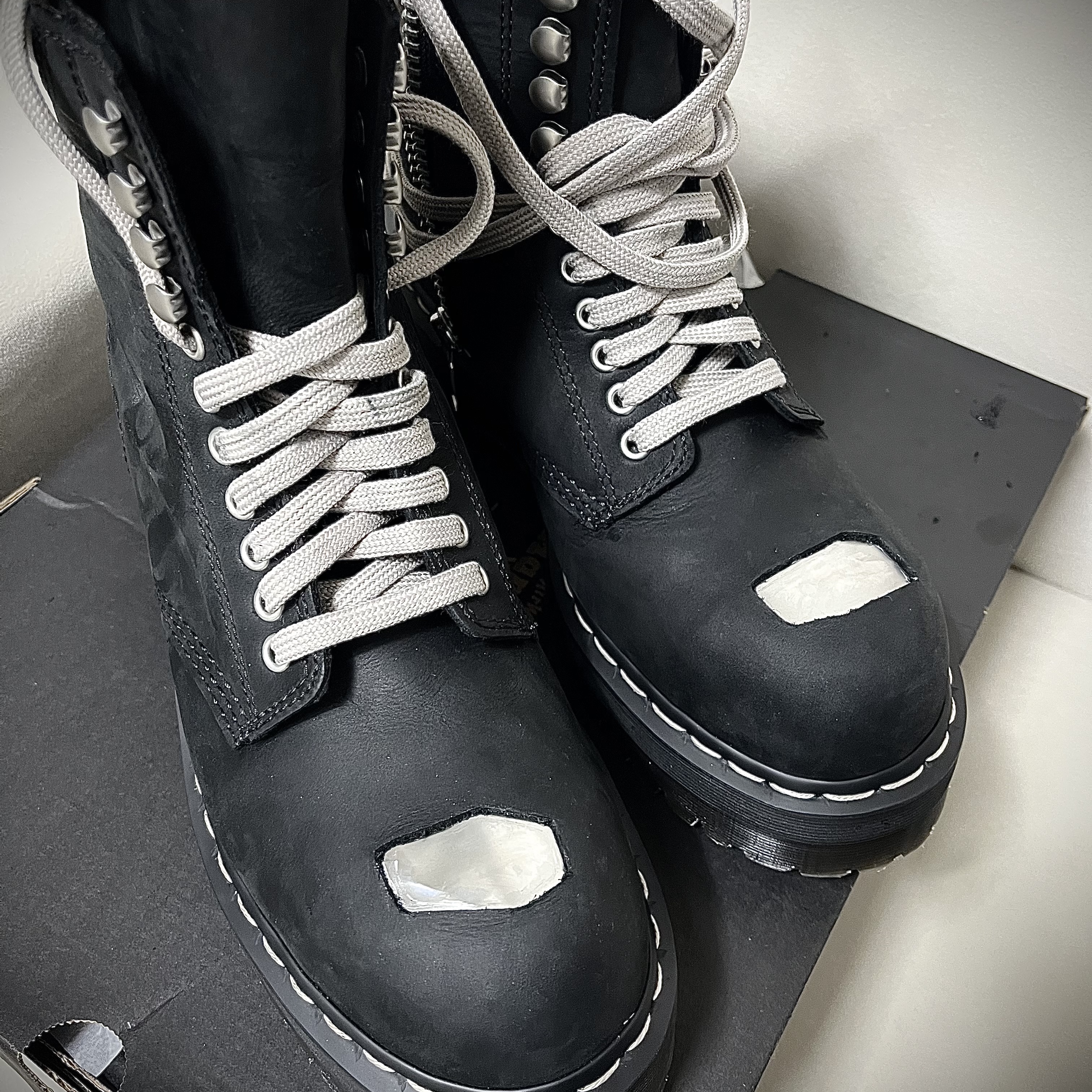 Dr. Martens x Rick Owens Quad Sole Steel Toe Boots Black 착용 스타일 - 2