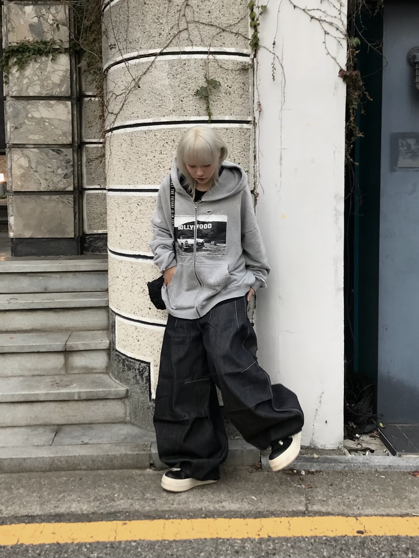 Rick Owens Hollywood Mega Bumper Geobasket in Full Grain Calf Leather Black Milk 착용 스타일 - 1