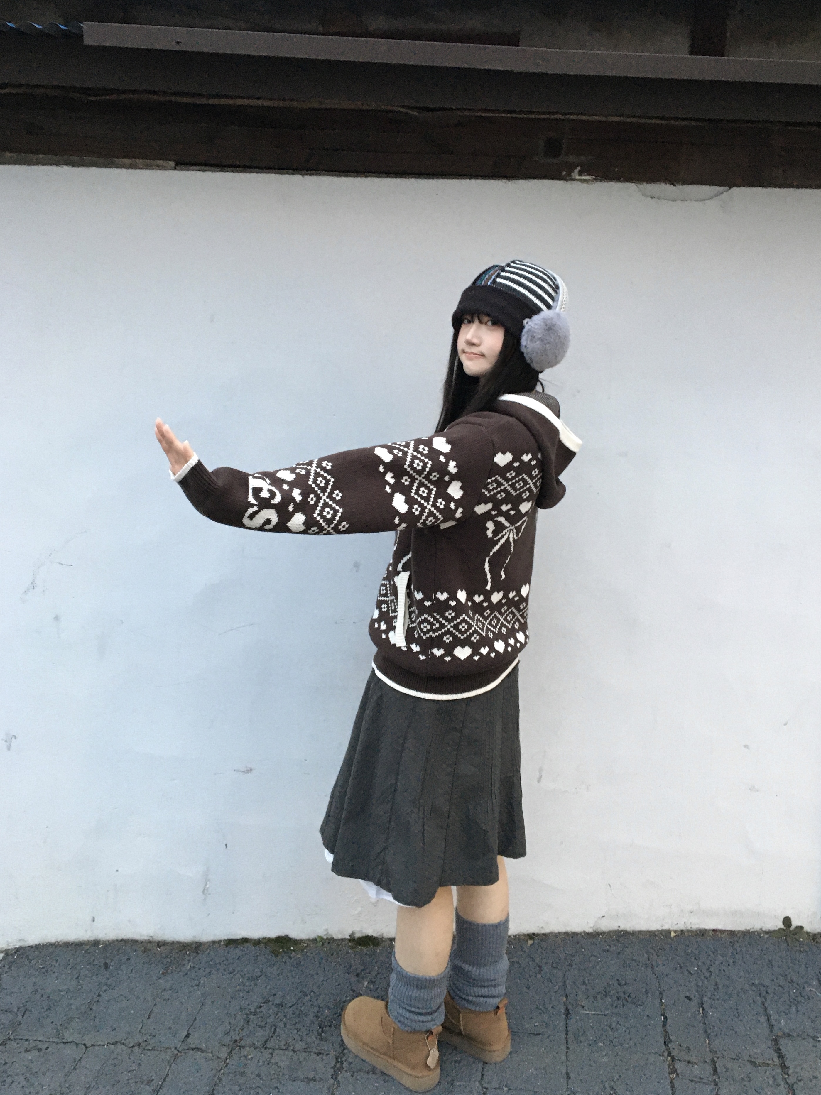 COYSEIO Flower Pintuck Skirt Charcoal, COYSEIO Patchwork Beanie Brown 착용 스타일 - 1