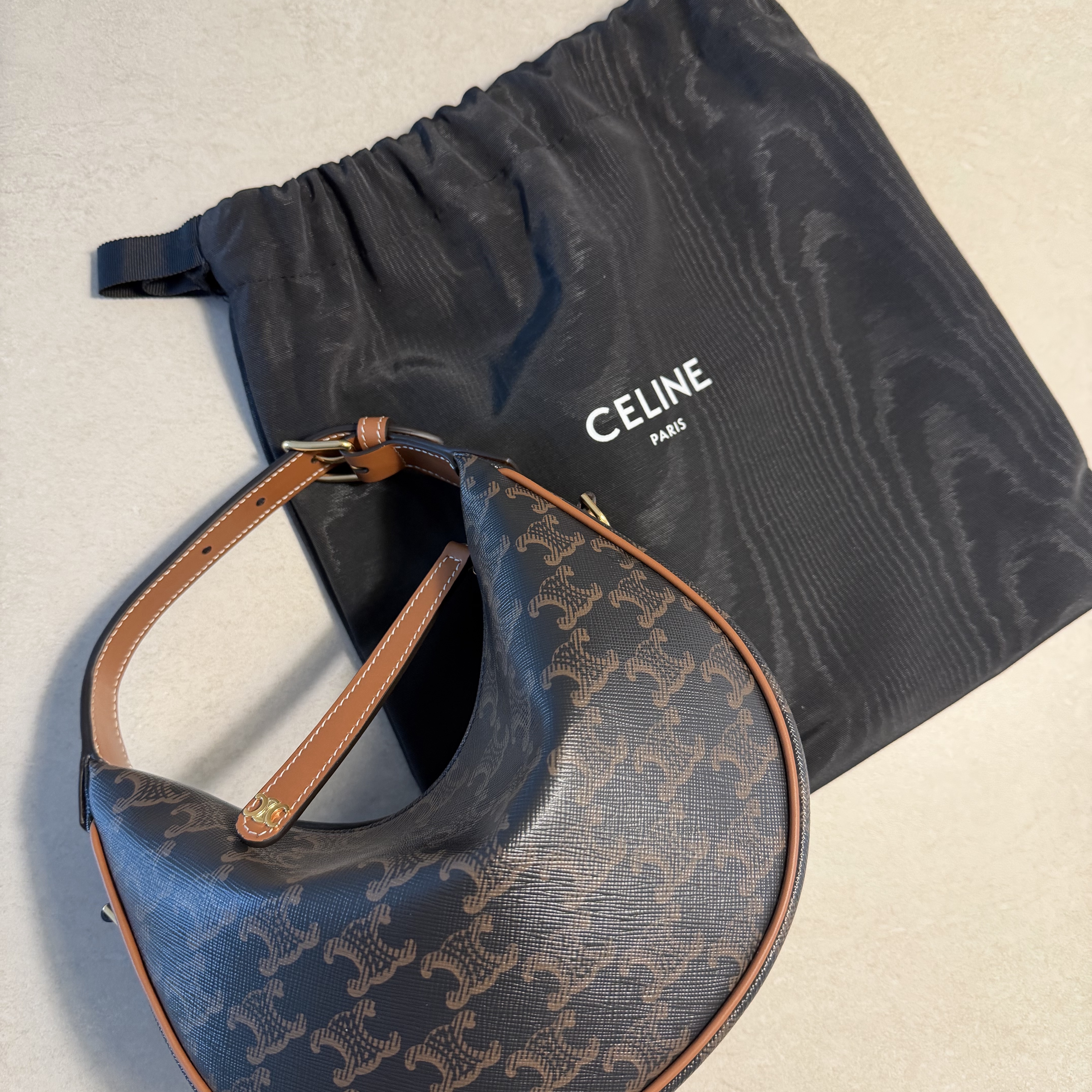 Celine Teen Lulu in Triomphe Canvas and Calfskin Tan 착용 스타일