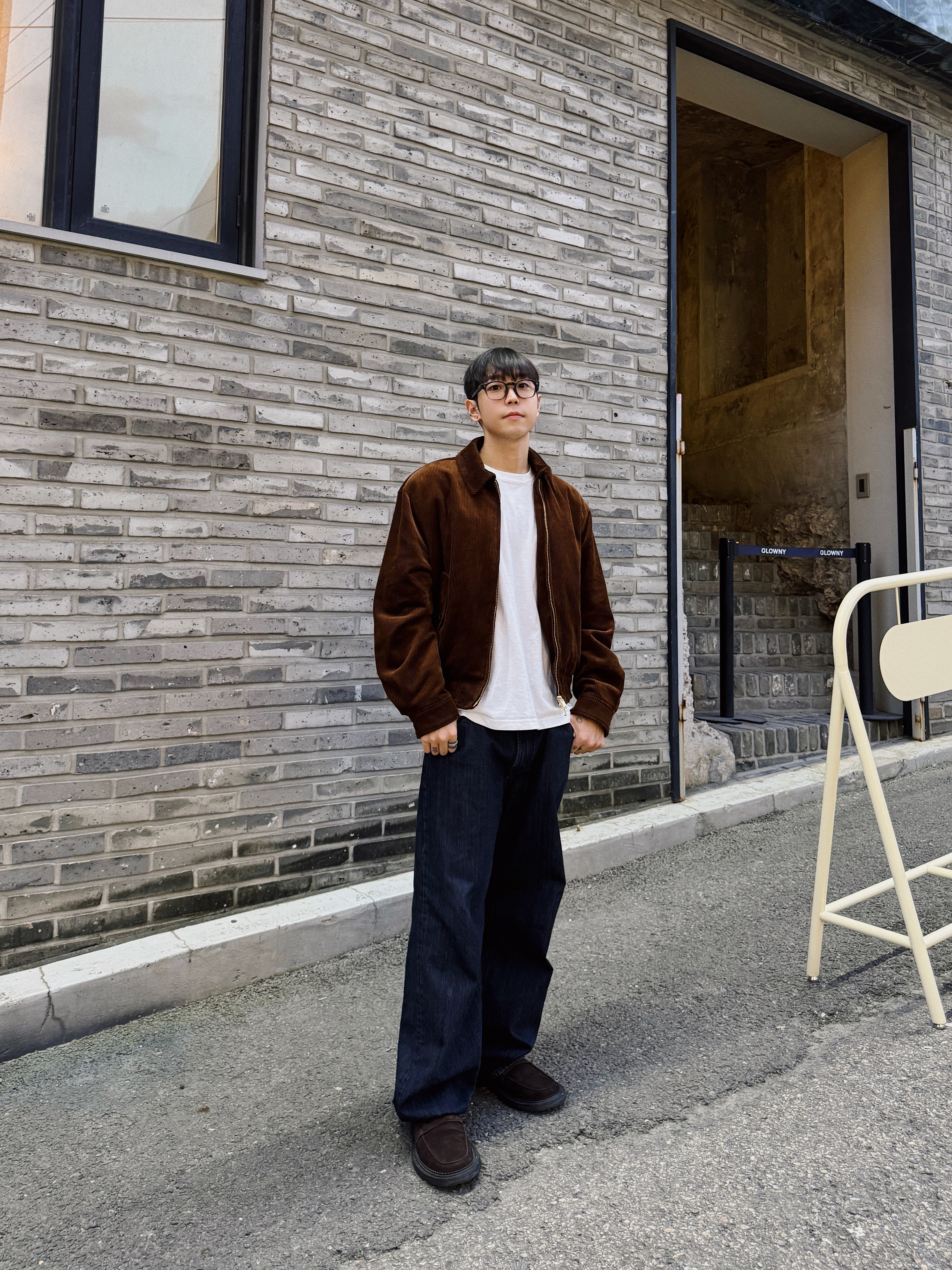 STU Oversole Suede Loafer Brown, STU Straight Denim Pants Navy 착용 스타일 - 1