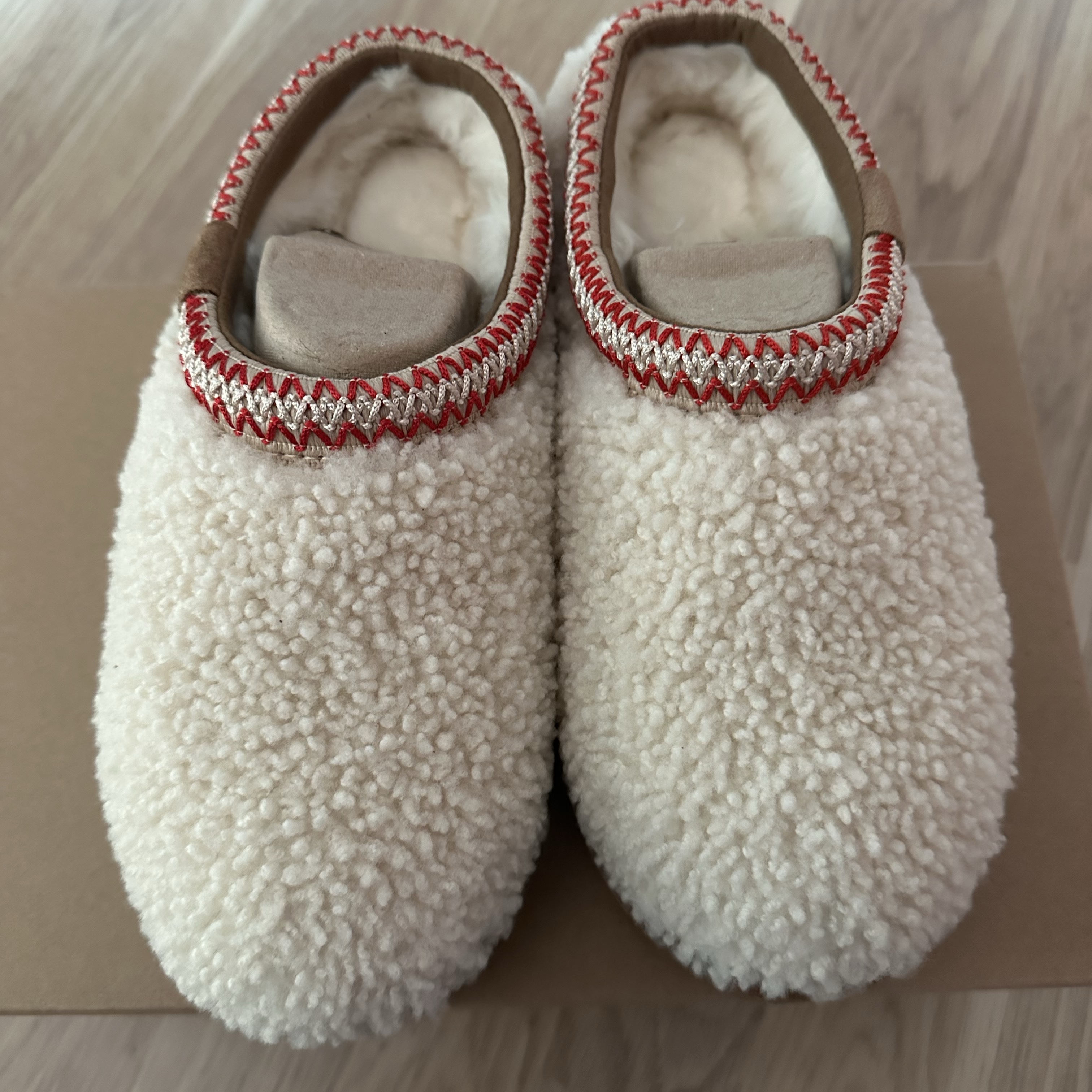(W) UGG Maxi Curly Tasman Slipper Natural 착용 스타일 - 2