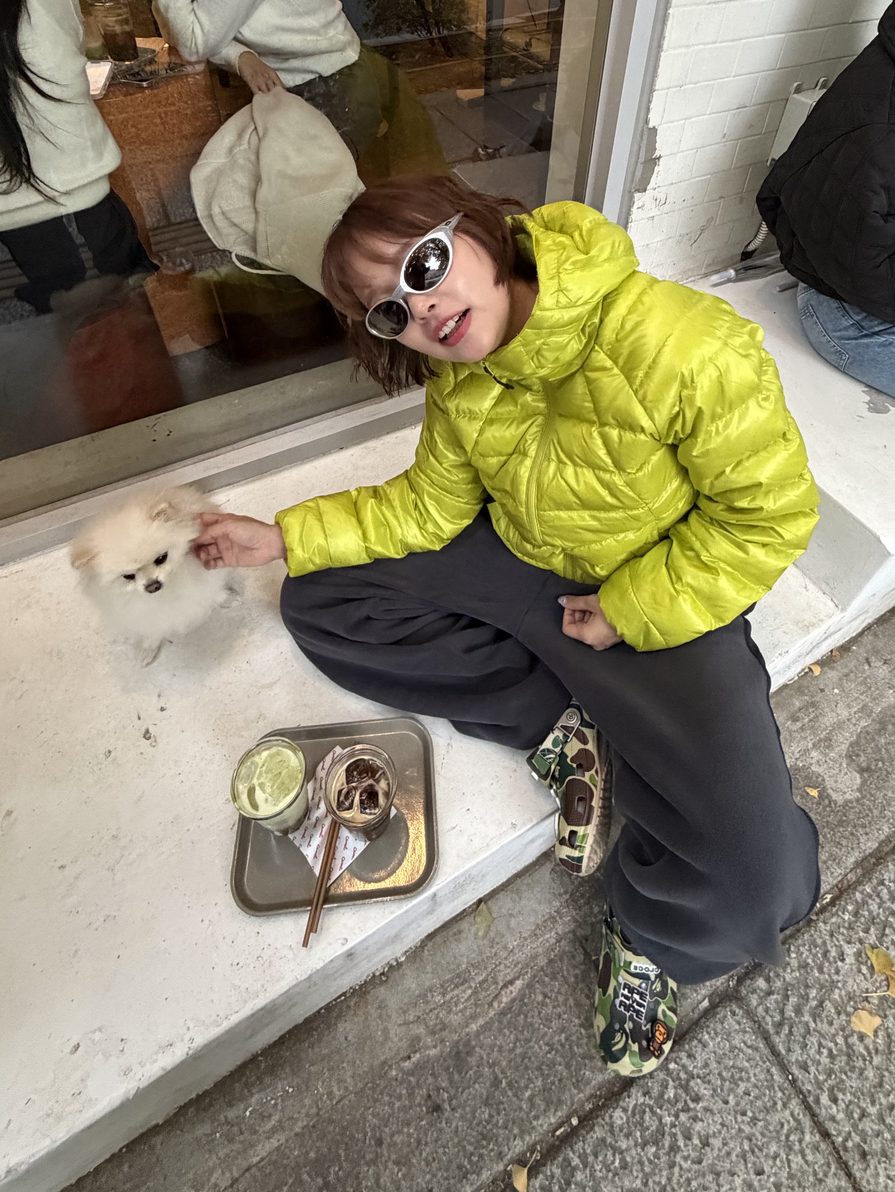 Musinsa Standard Iron Light Down Jacket Yellow Green, Crocs x BAPE Classic Clog Chai 착용 스타일 - 5