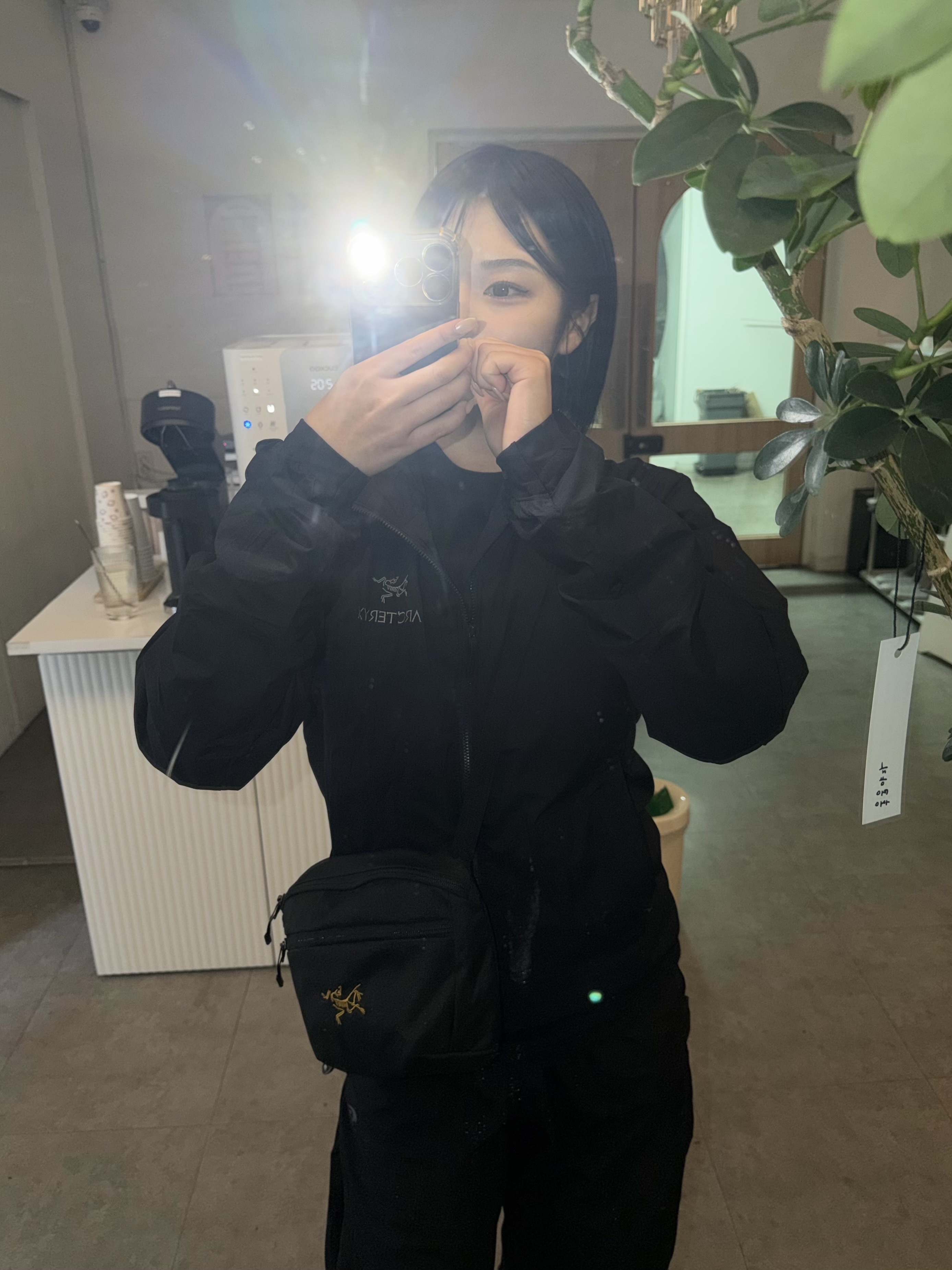 Arc'teryx Atom Hoody Black, Arc'teryx Mantis 2 Waistpack 24K Black 착용 스타일 - 2