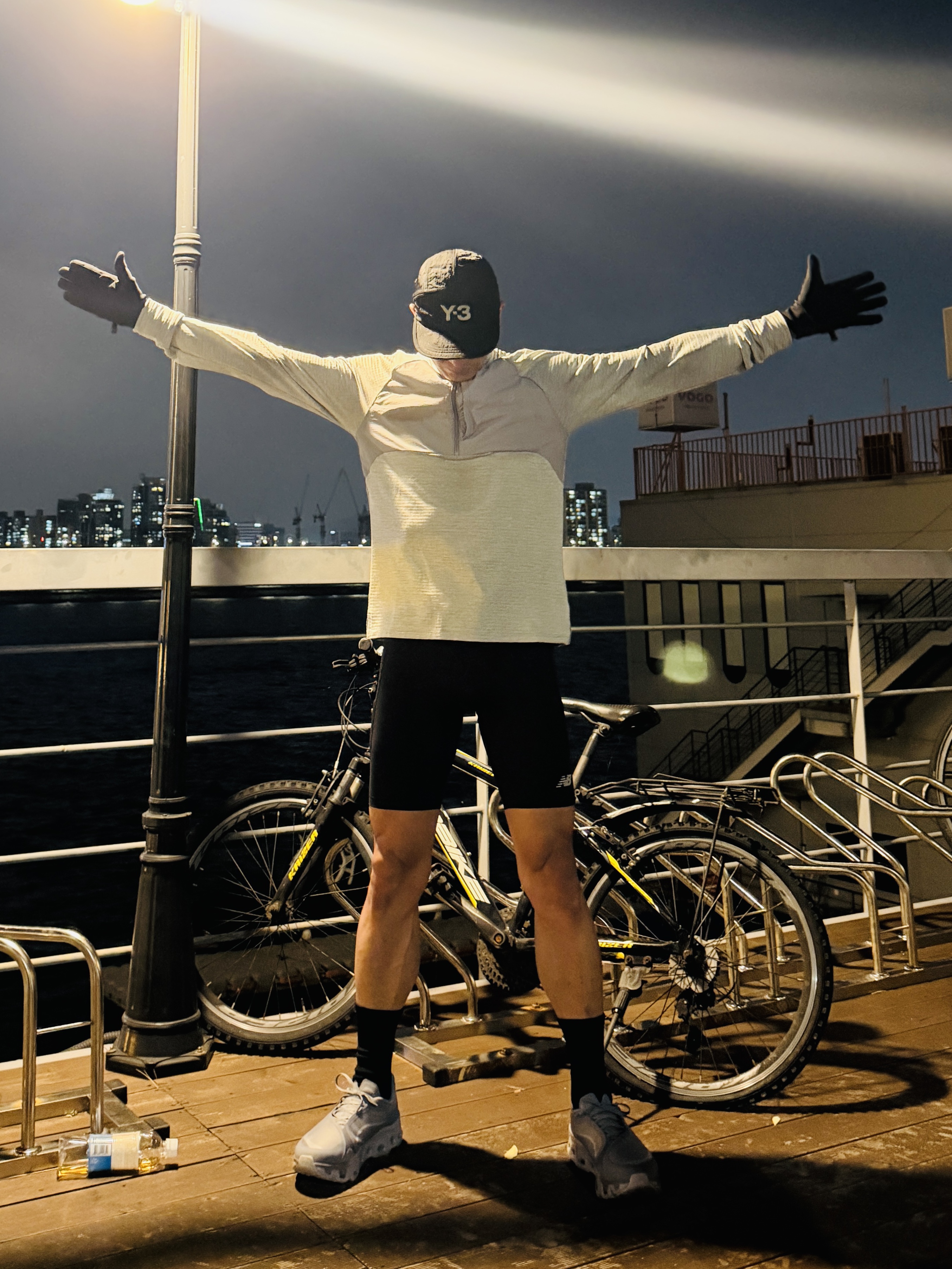 On Running x Post Archive Faction (Paf) Cloudmonster Hyper Phantom Apollo, Y-3 Running Cap Black 착용 스타일 - 1