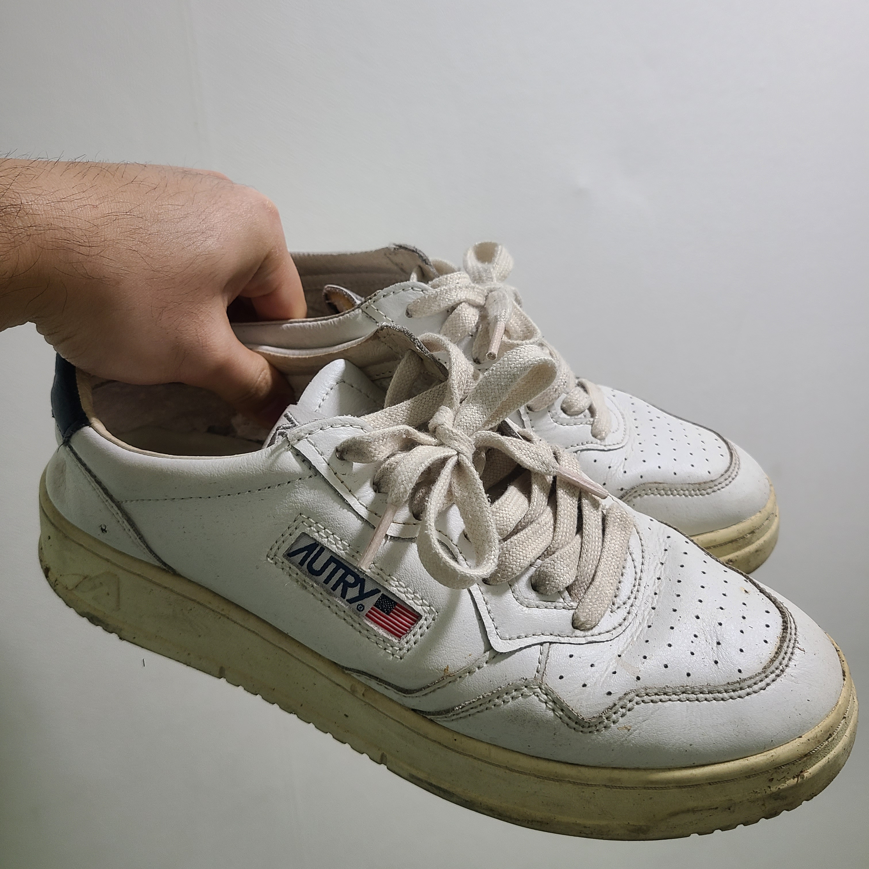 Autry Medalist Low Leather Sneakers White Black 착용 스타일