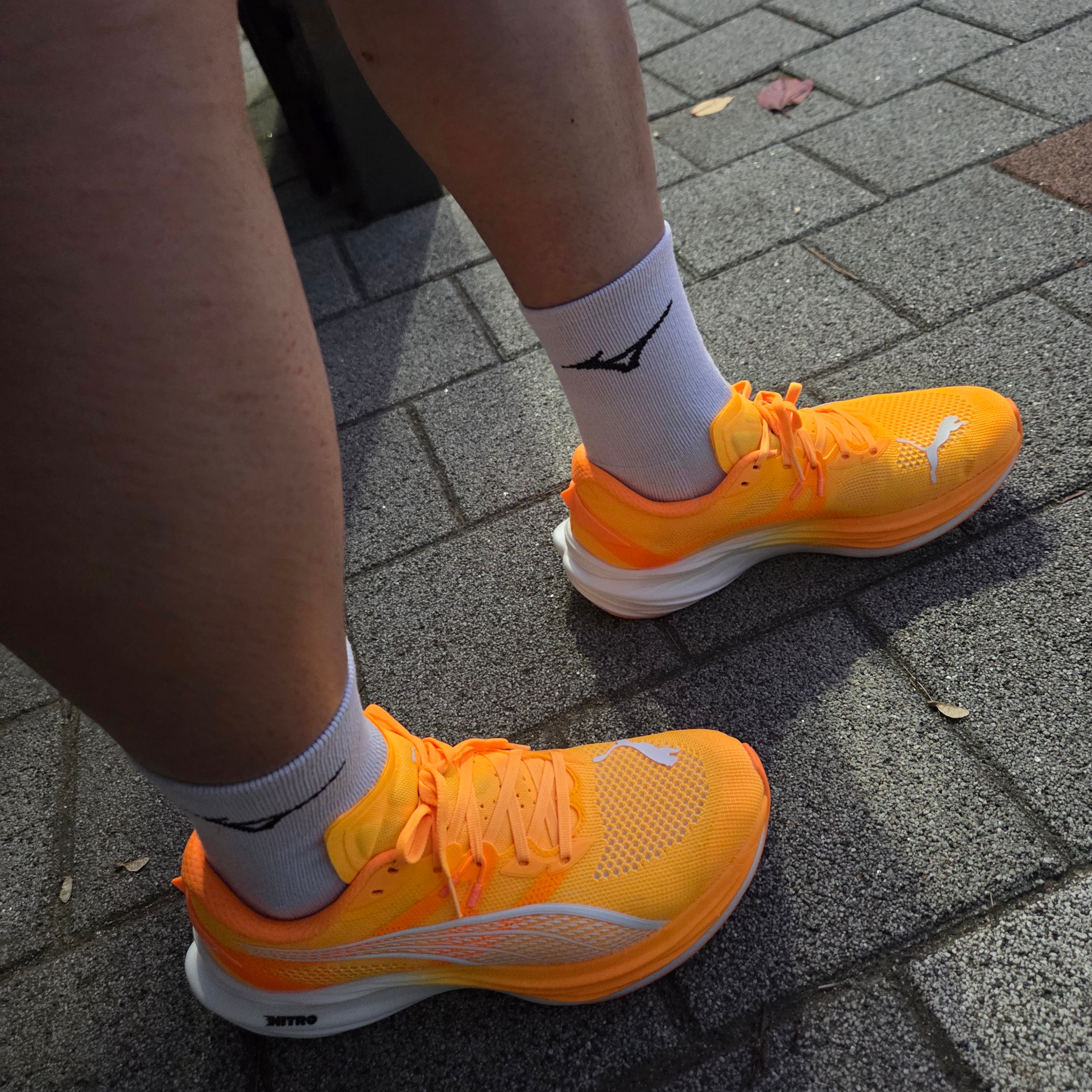 Puma Deviate Nitro 3 Wide Sun Stream Heat Fire 착용 스타일 - 1