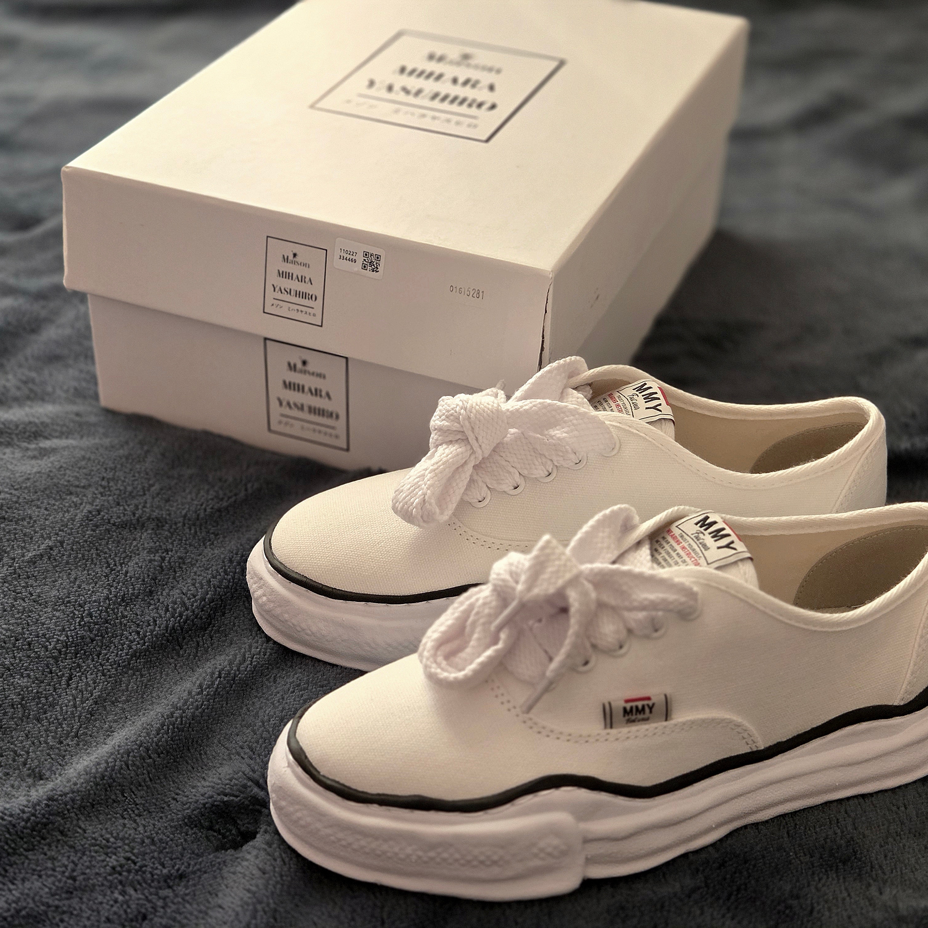 Maison Mihara Yasuhiro Baker OG Sole Canvas Low Cut Sneakers White 착용 스타일 - 1