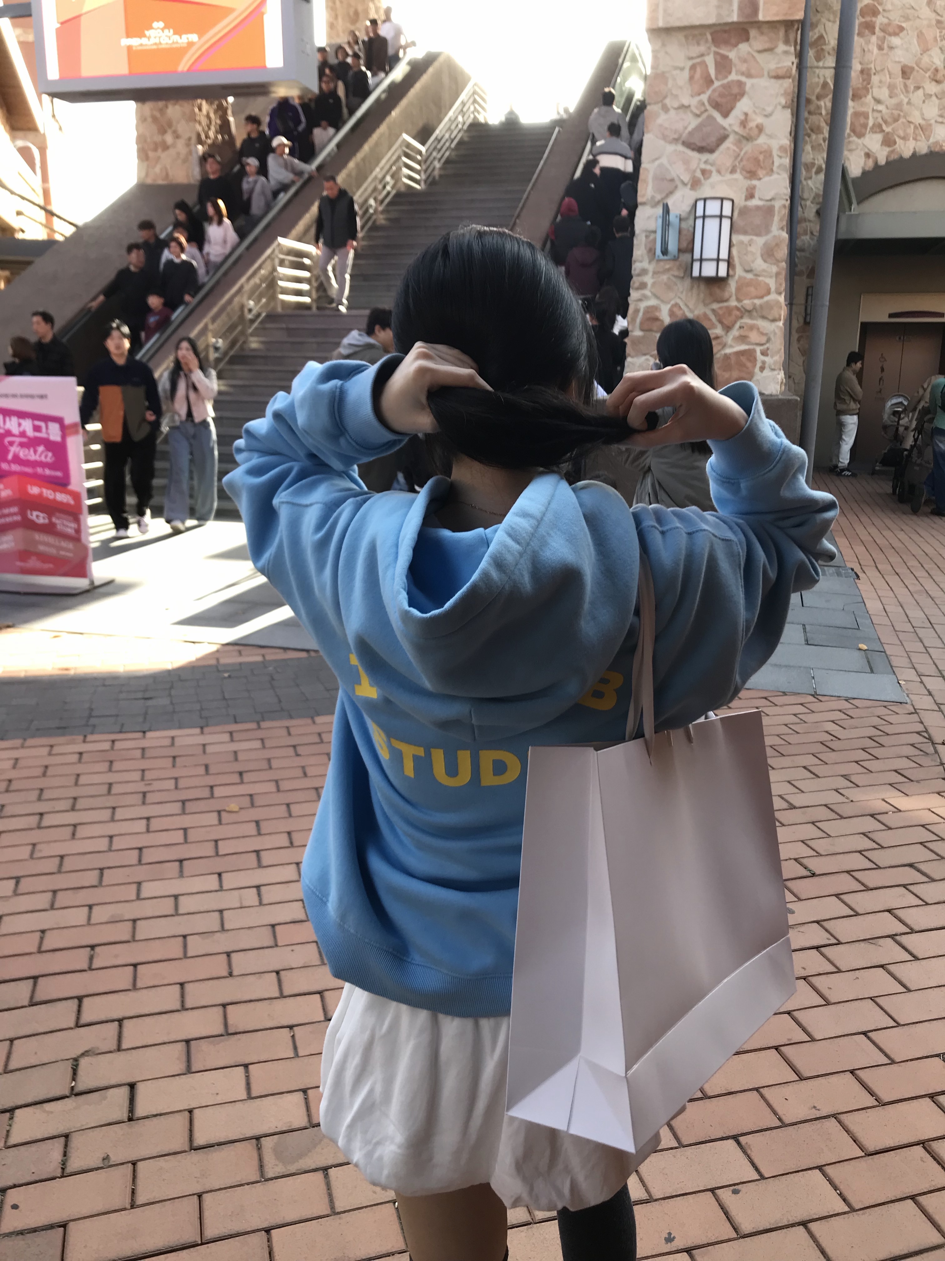 IAB Studio Hoodie Sky Blue Lemon, (W) UGG Classic Ultra Mini Boots Black 착용 스타일 - 1