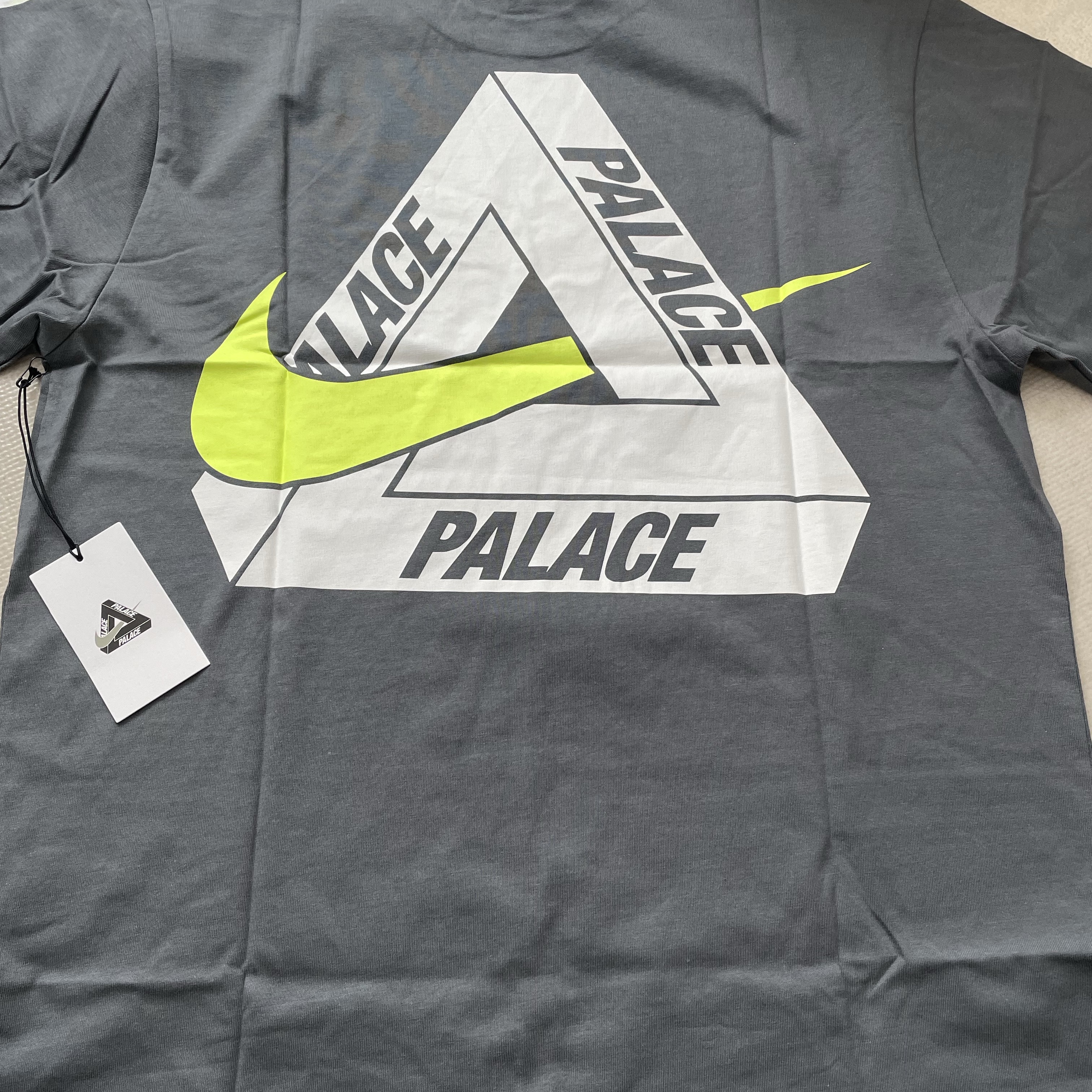 Palace x Nike Tri Swoosh T-Shirt White - 25FW, Palace x Nike Tri Swoosh T-Shirt Charcoal - 25FW 착용 스타일 - 2