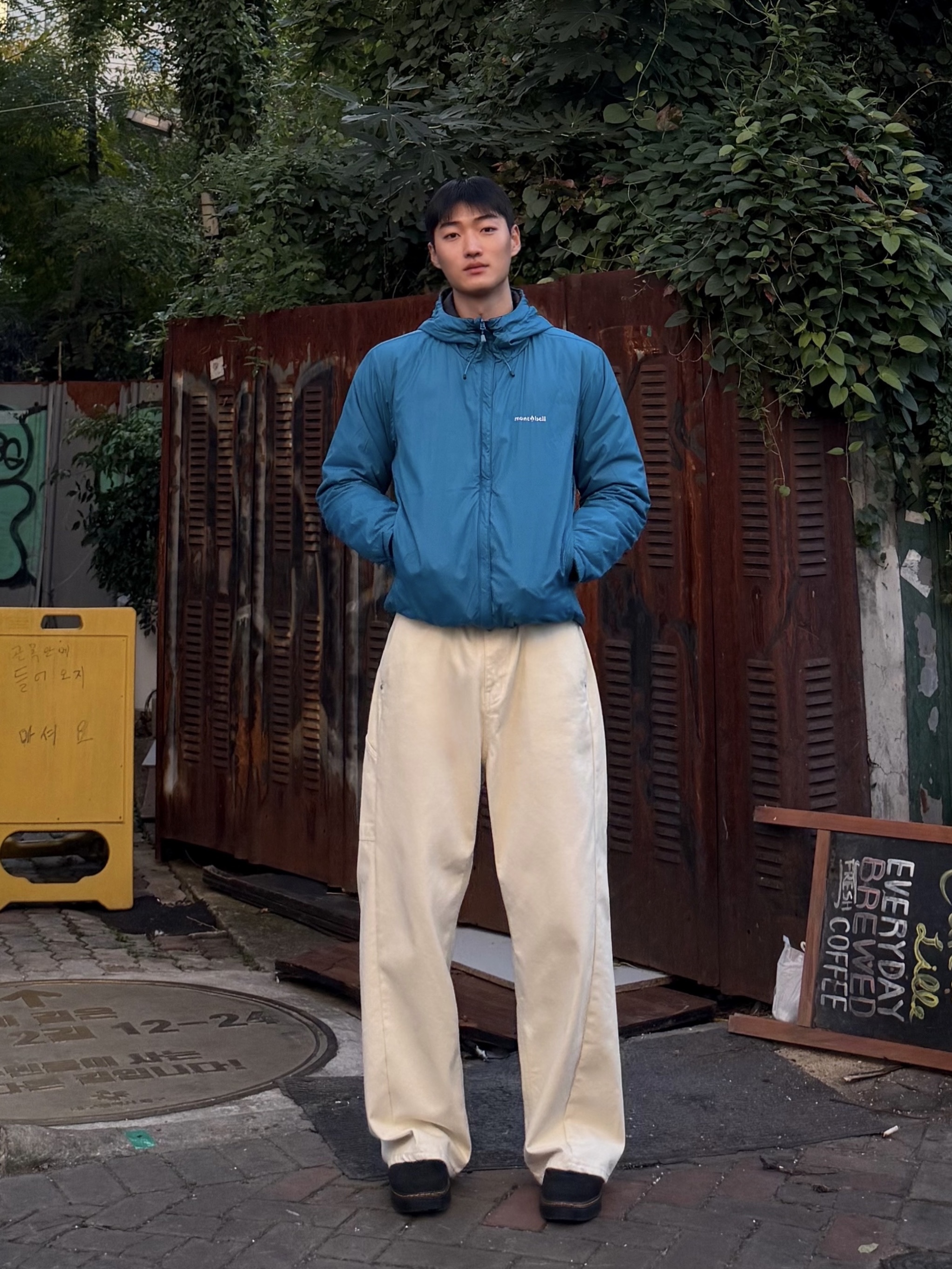 Knitted Curved Wide Denim Pants Cream 착용 스타일