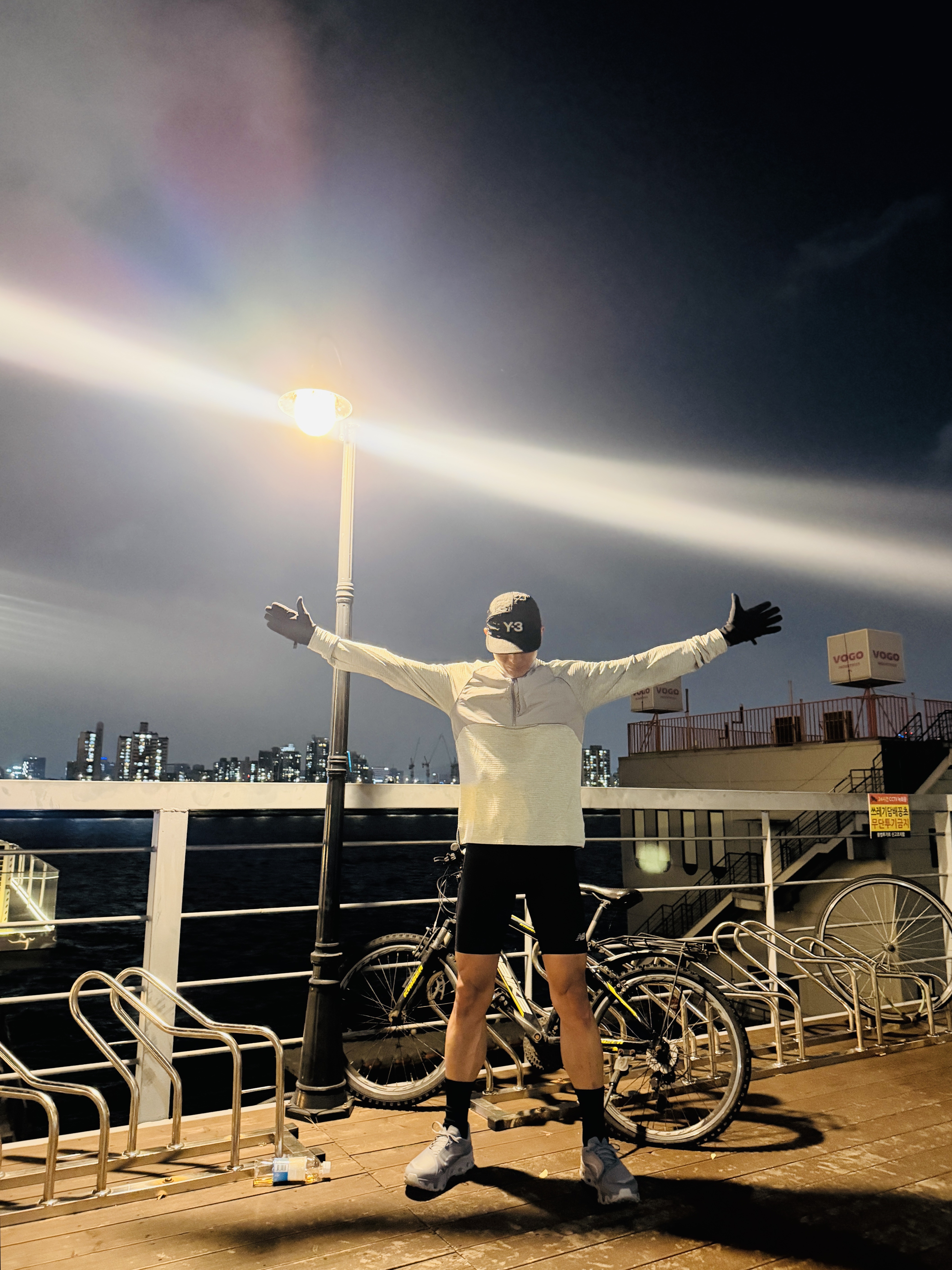 On Running x Post Archive Faction (Paf) Cloudmonster Hyper Phantom Apollo, Y-3 Running Cap Black 착용 스타일 - 2