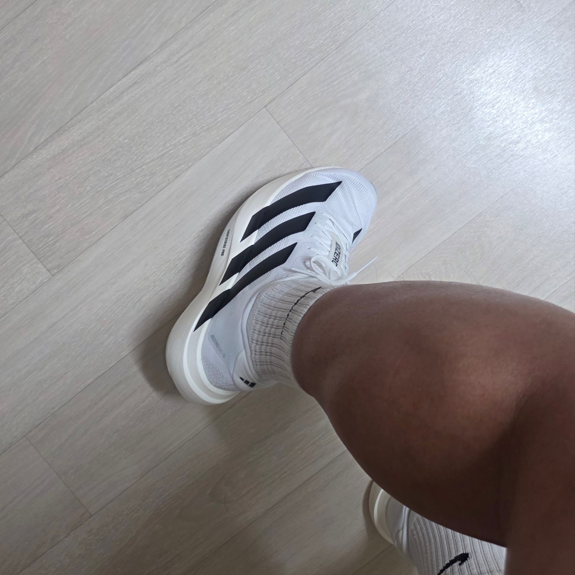 Adidas Adizero EVO SL Cloud White Core Black 착용 스타일