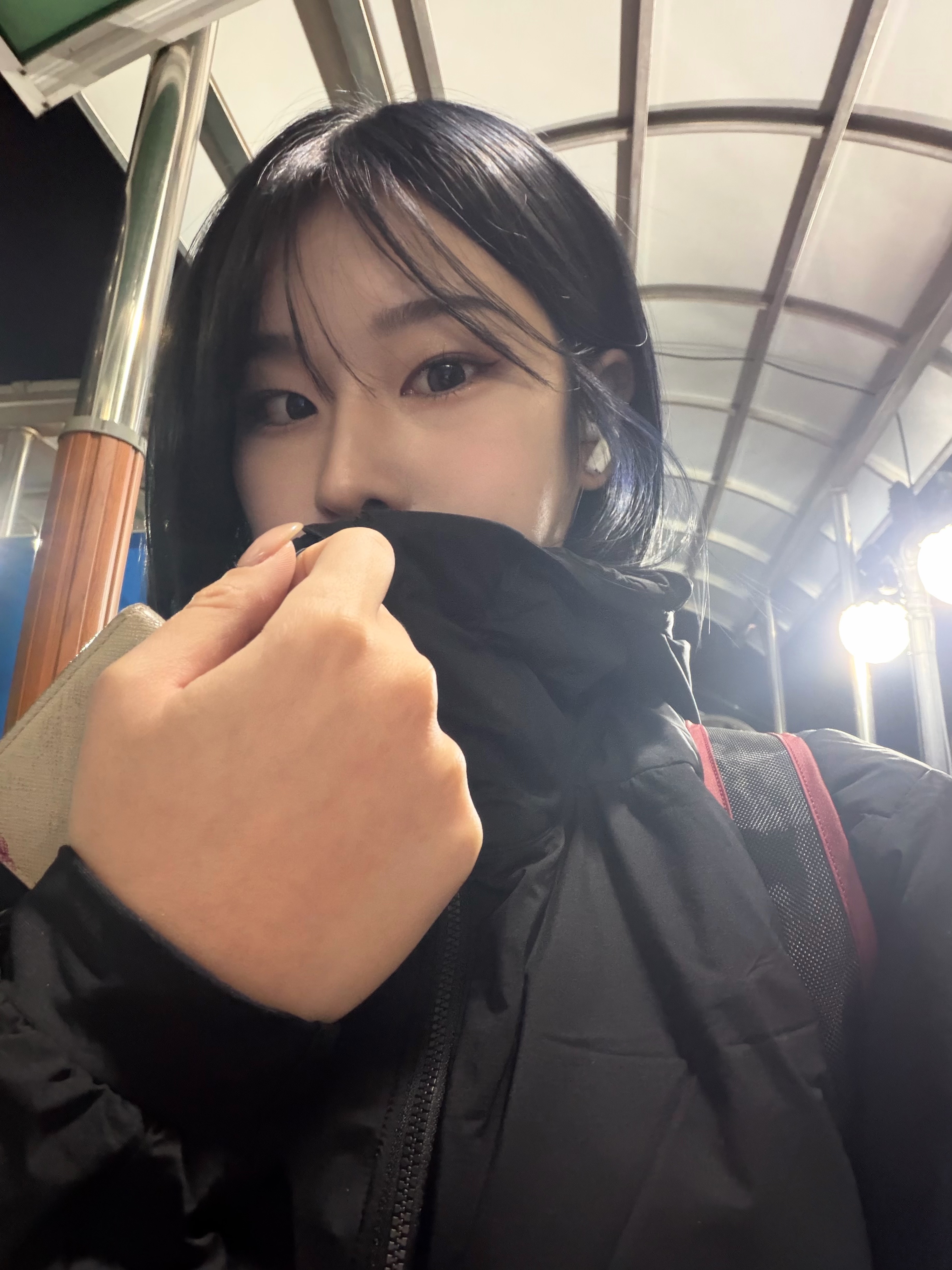 Arc'teryx Atom Hoody Black, Arc'teryx Mantis 2 Waistpack 24K Black 착용 스타일 - 4