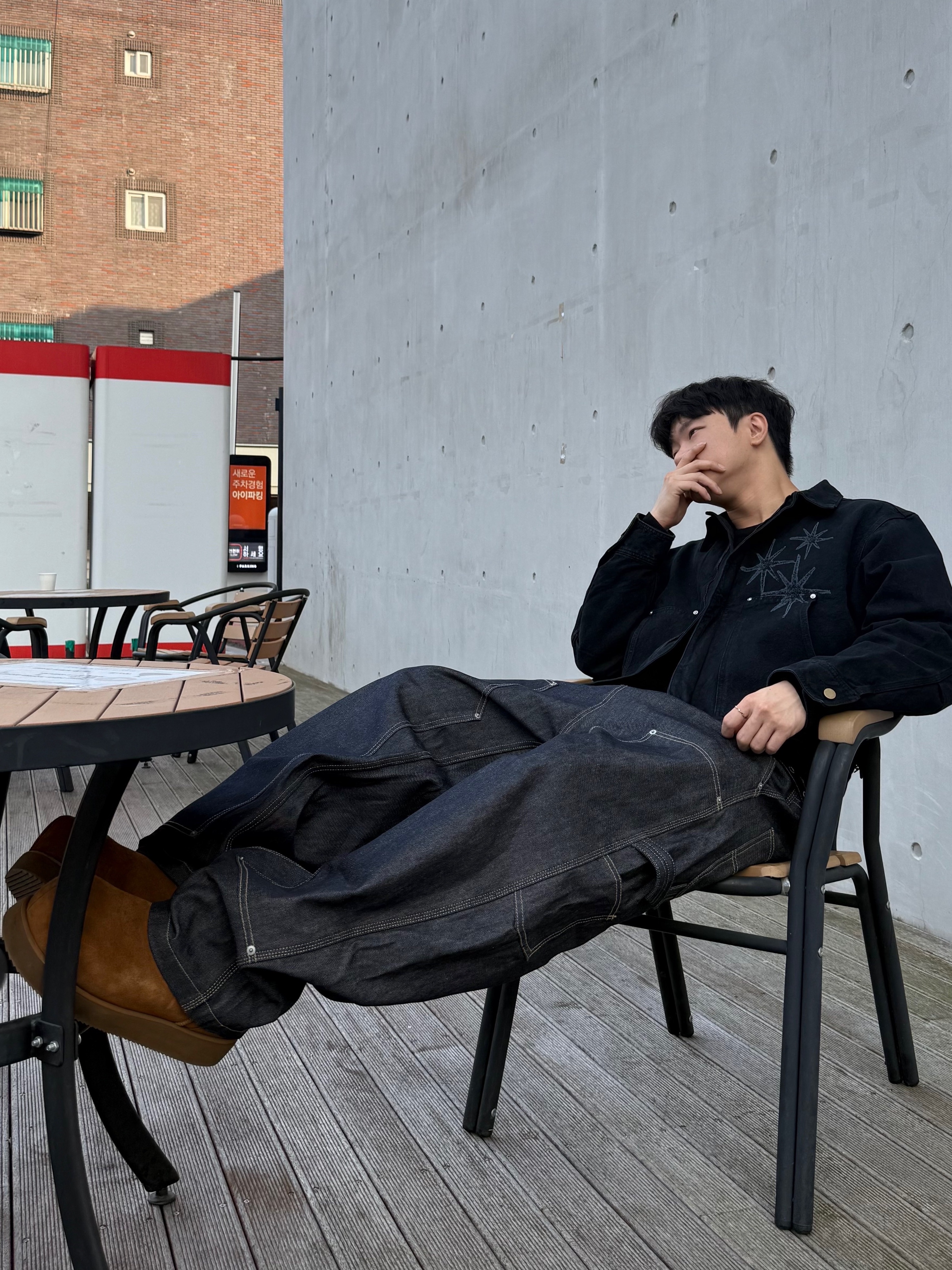 SOULESURES BOLD BELUGA Dune Camel, GRAILZ x KOIN SEOUL Carpenter Raw Denim Pants Indigo 착용 스타일 - 3