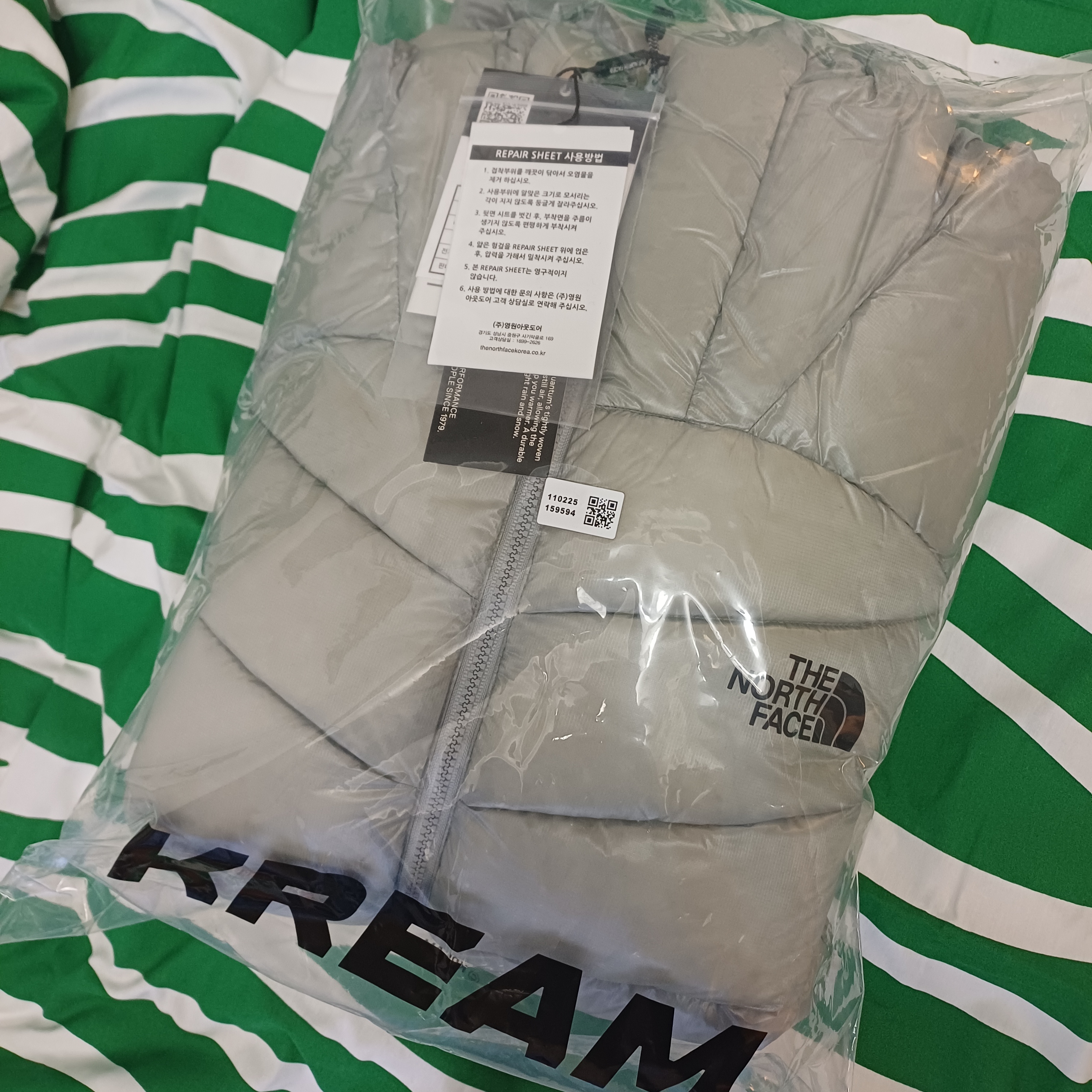 The North Face Summit Mattehorn RDS Down Jacket Light Gray 착용 스타일 - 2