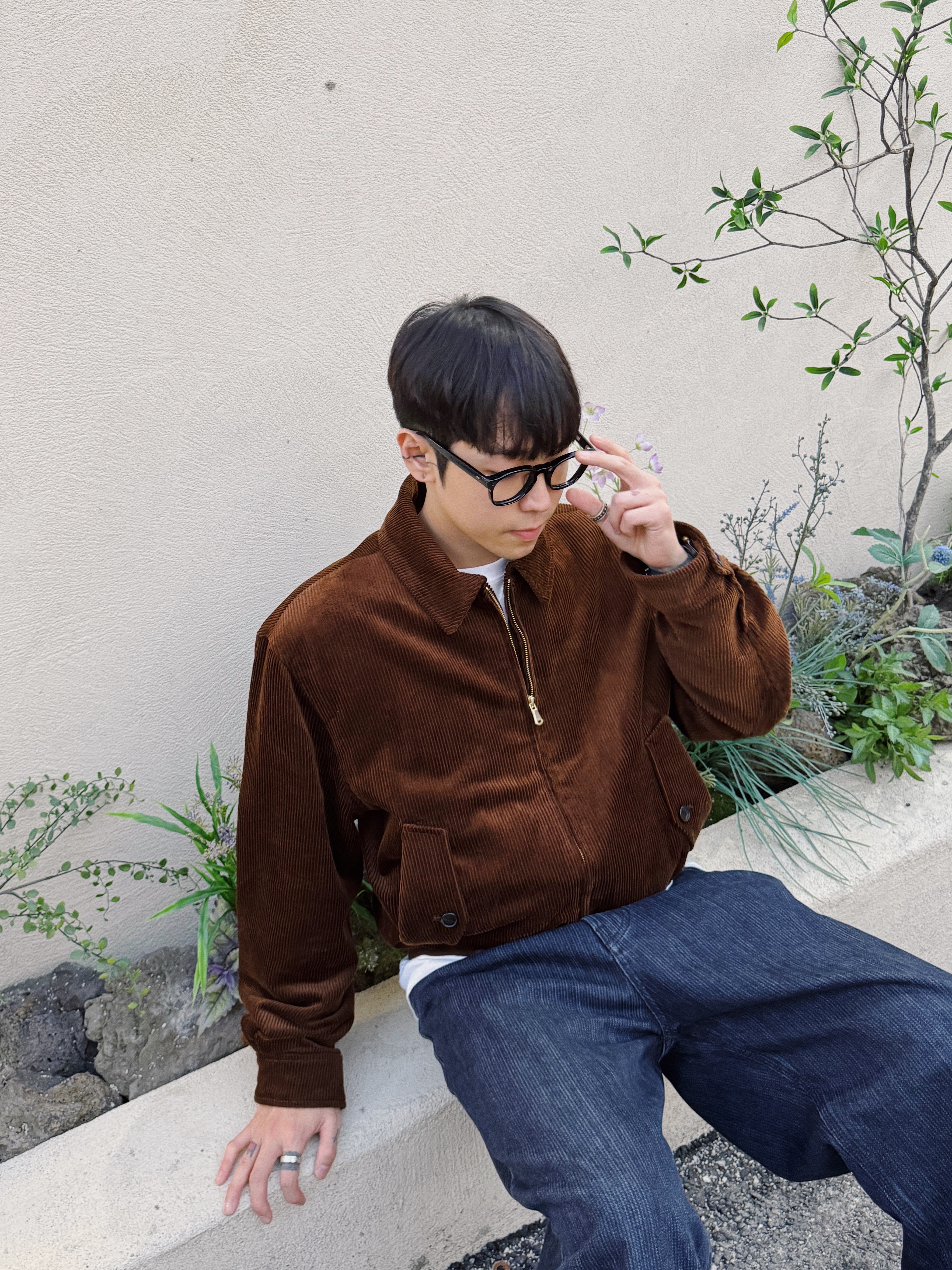 STU Oversole Suede Loafer Brown, STU Straight Denim Pants Navy 착용 스타일 - 4