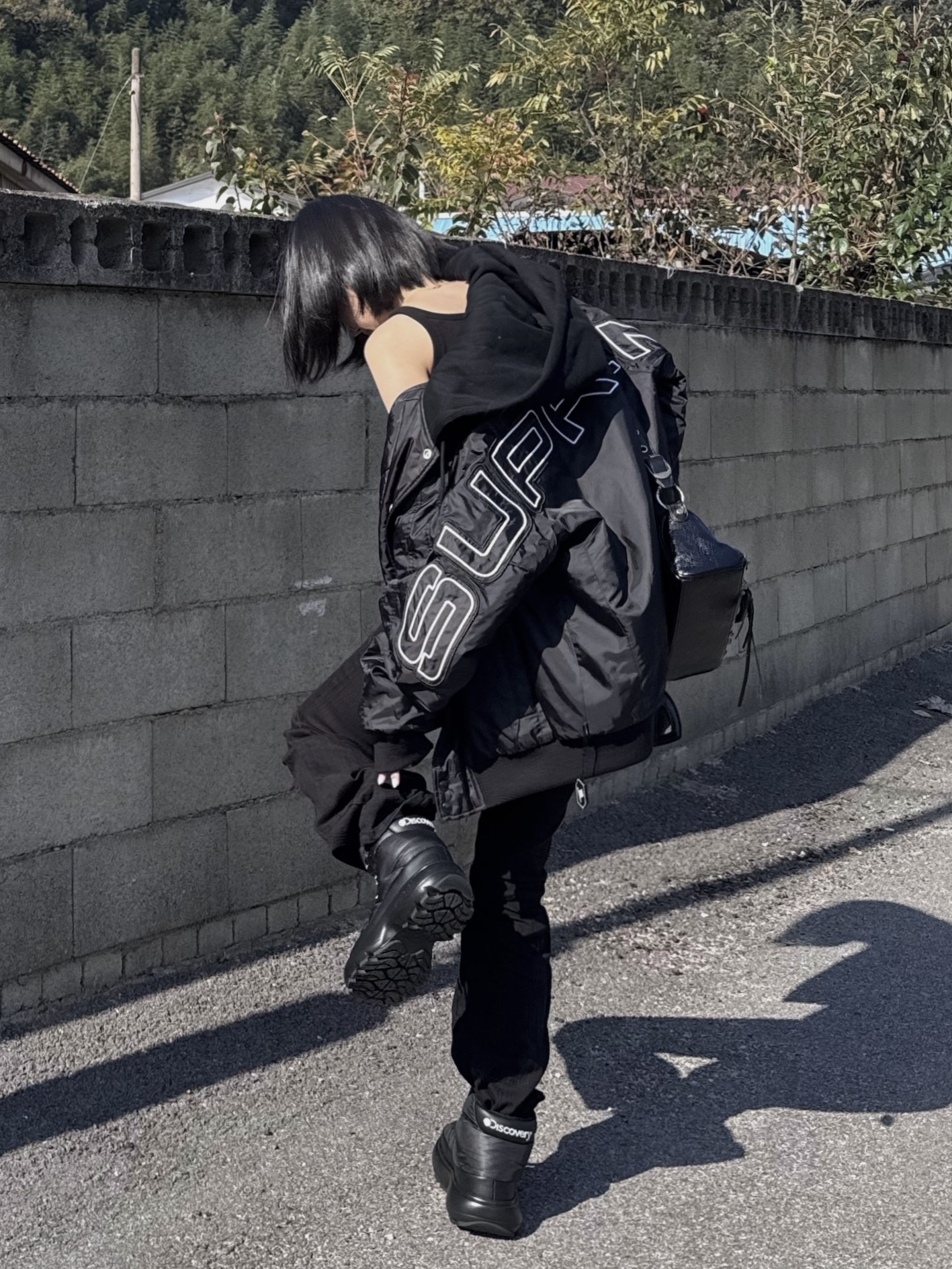 Balenciaga Le Cagole Mini Duffle Bag Black, Supreme Hooded Stadium Jacket Black - 24SS 착용 스타일