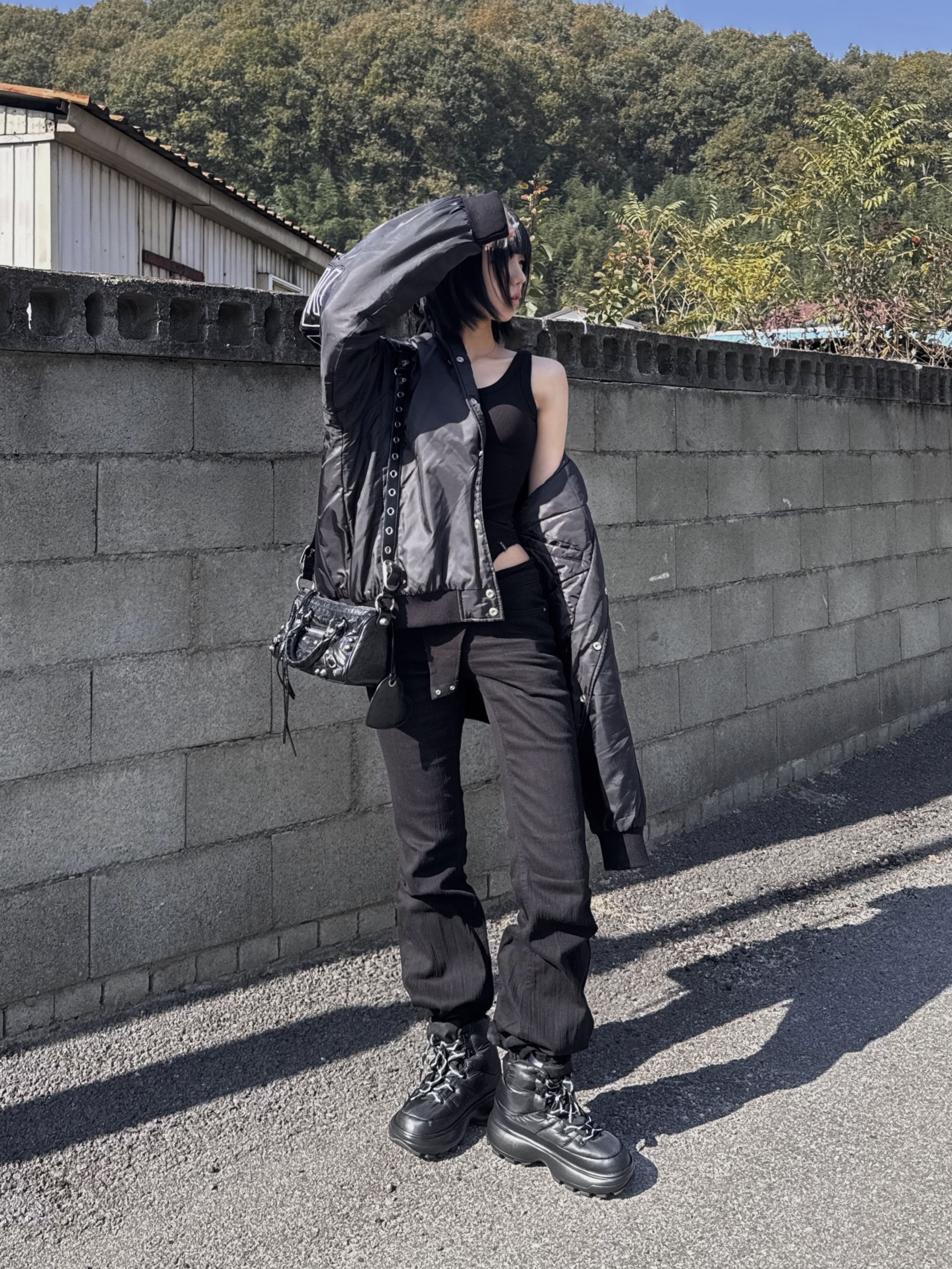 Balenciaga Le Cagole Mini Duffle Bag Black 착용 스타일
