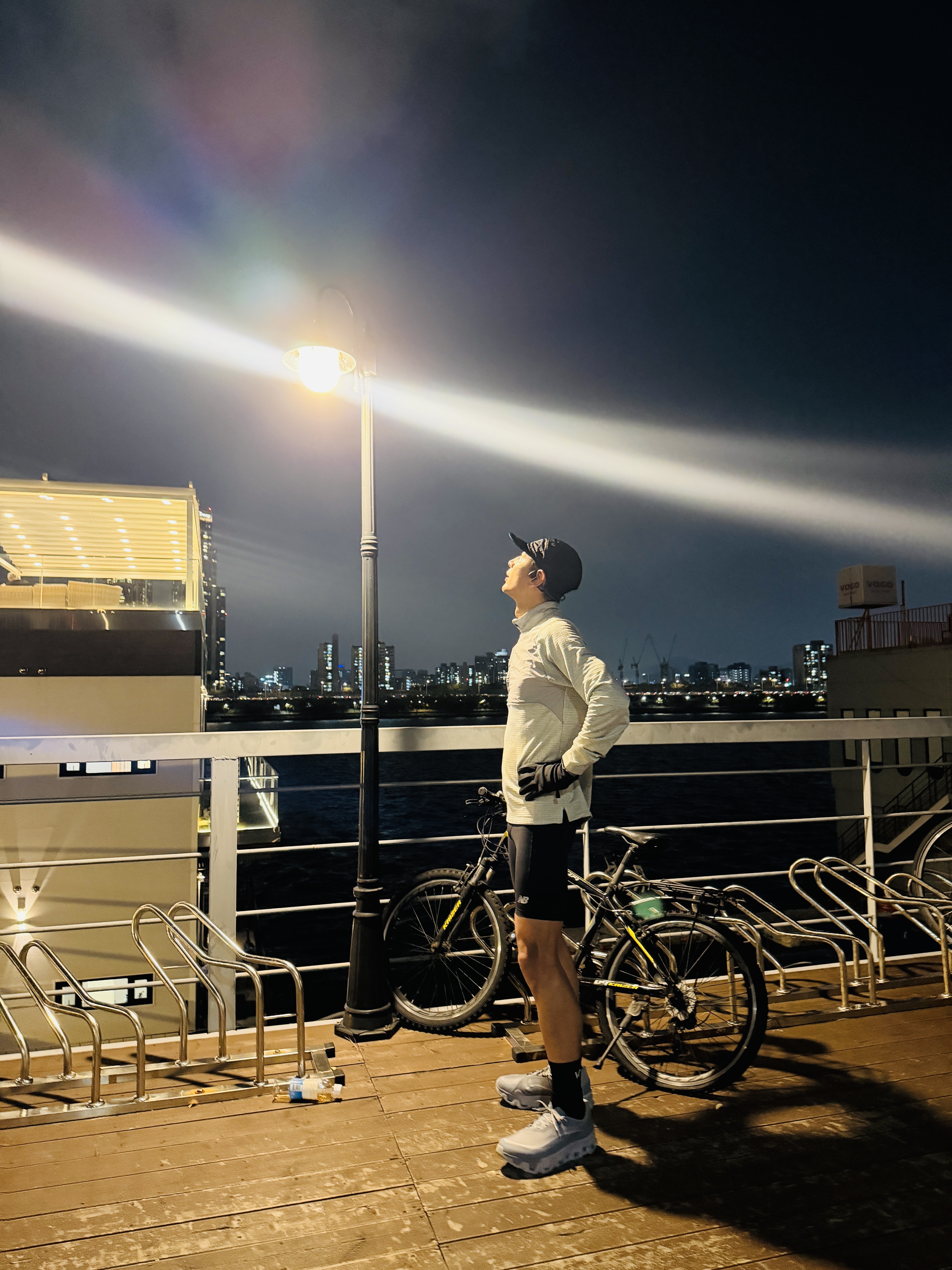 On Running x Post Archive Faction (Paf) Cloudmonster Hyper Phantom Apollo, Y-3 Running Cap Black 착용 스타일 - 1