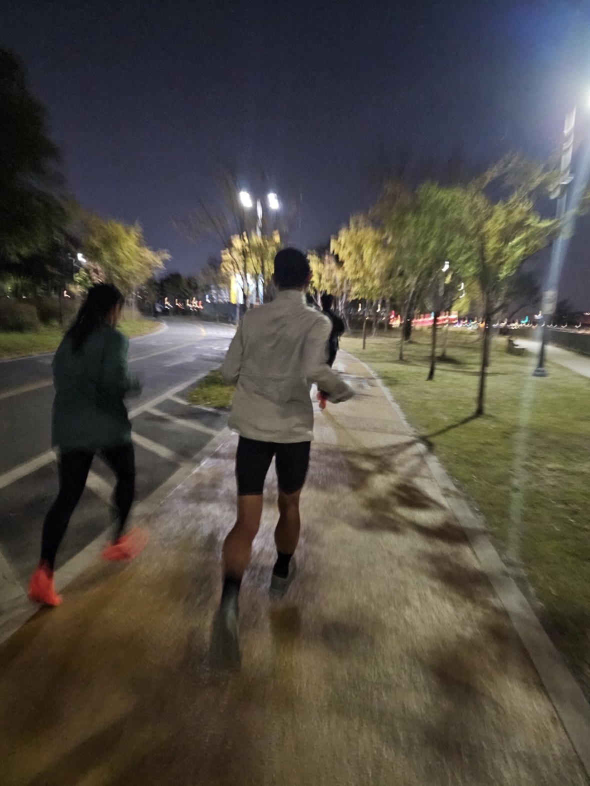 On Running x Post Archive Faction (Paf) Cloudmonster Hyper Phantom Apollo, (W) Puma Deviate Nitro Elite 3 Glowing Red Black 착용 스타일