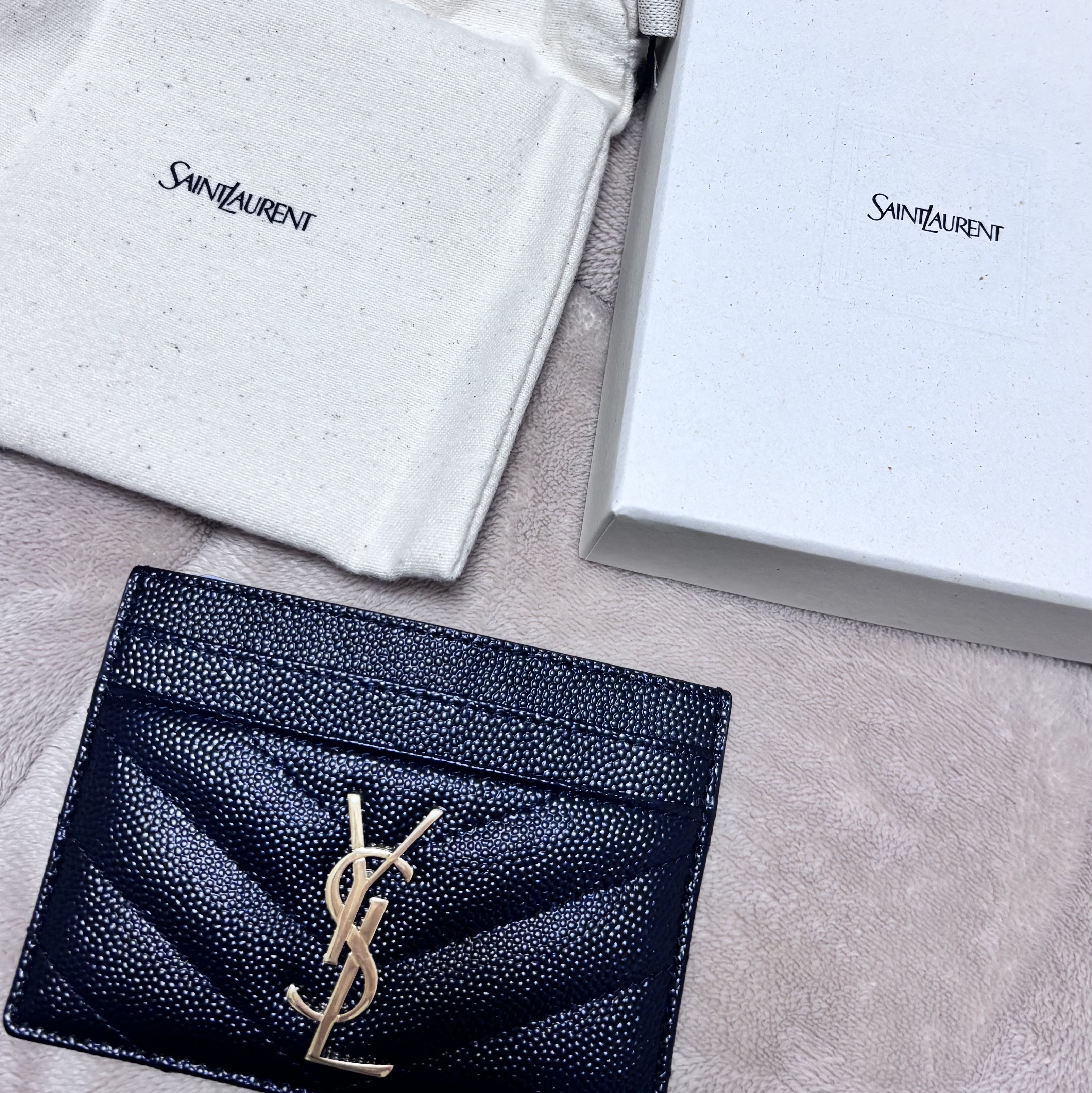 Saint Laurent Cassandre Matelasse Card Case in Grain De Poudre Embossed Leather Black 착용 스타일
