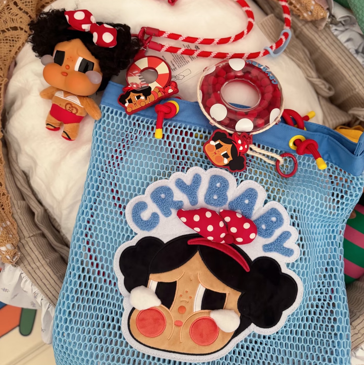 Pop Mart Crybaby Vacation Mode On Series Shoulder Bag, Pop Mart Crybaby Vacation Mode On Series Vinyl Plush Pendant My Summer Vibe (Opened Case) 착용 스타일