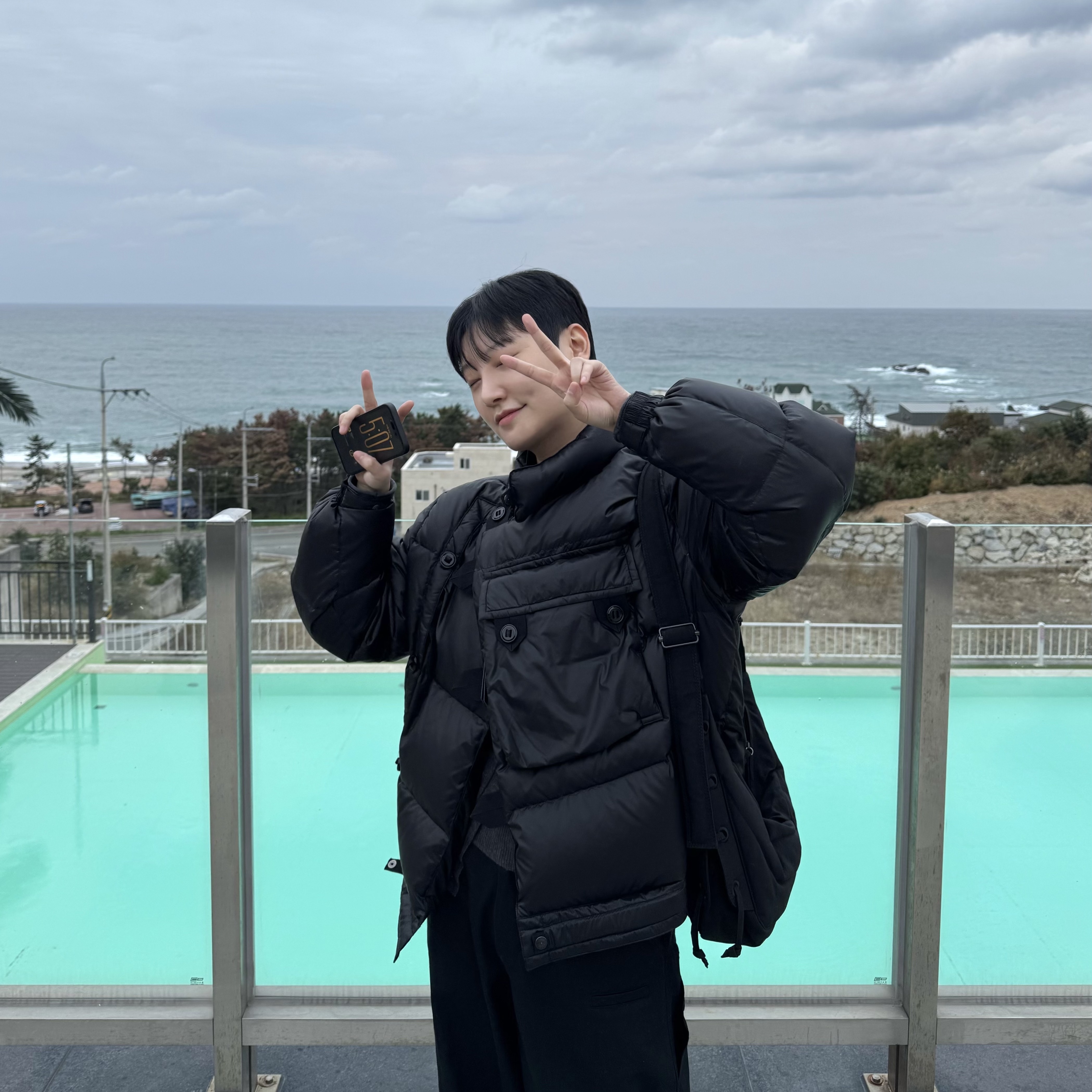 Lemaire Small Soft Game Bag Nylon Canvas Black 착용 스타일 - 3