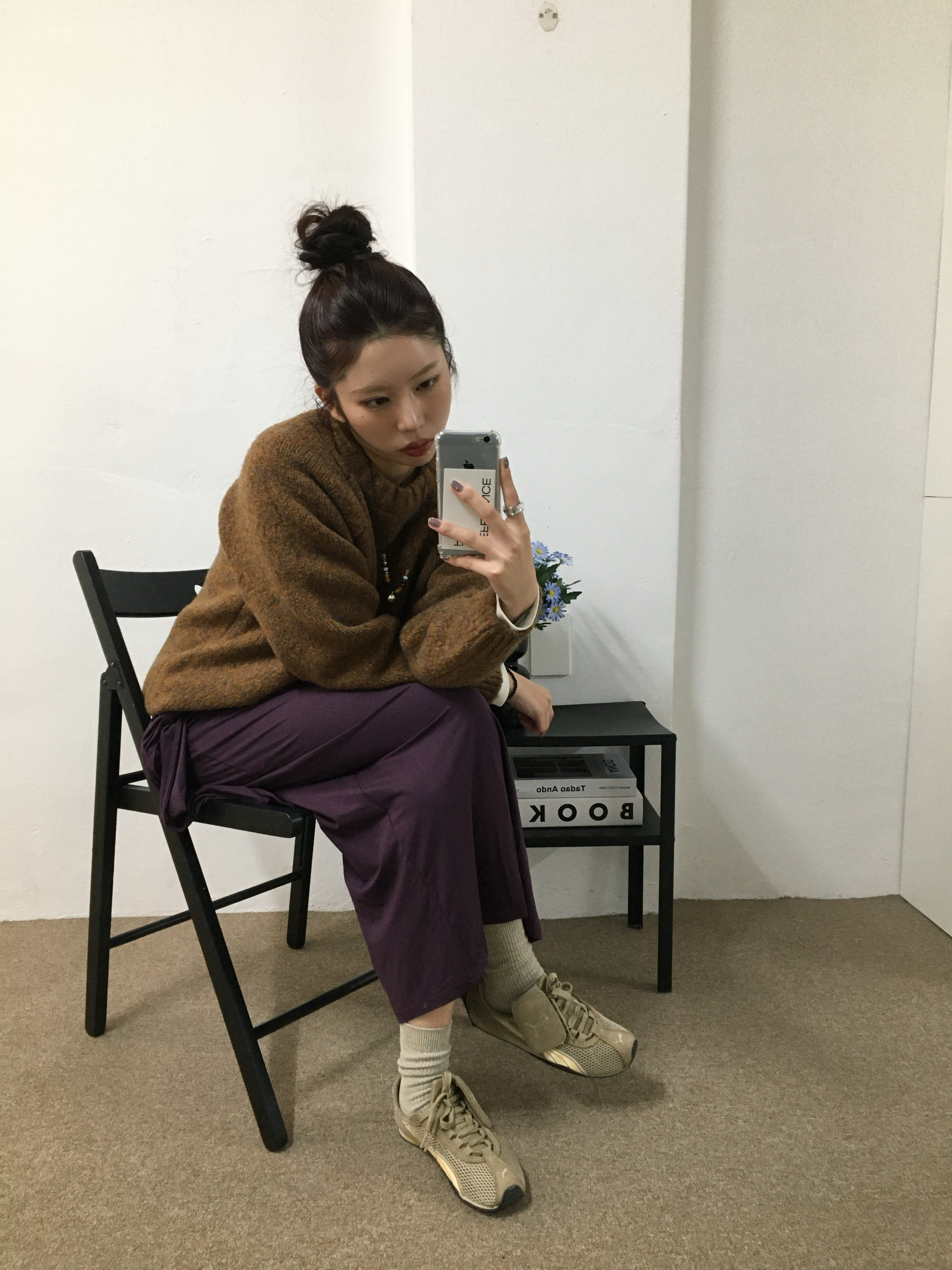 Knitted Boucle Reglan Crop Round Knit Camel 착용 스타일