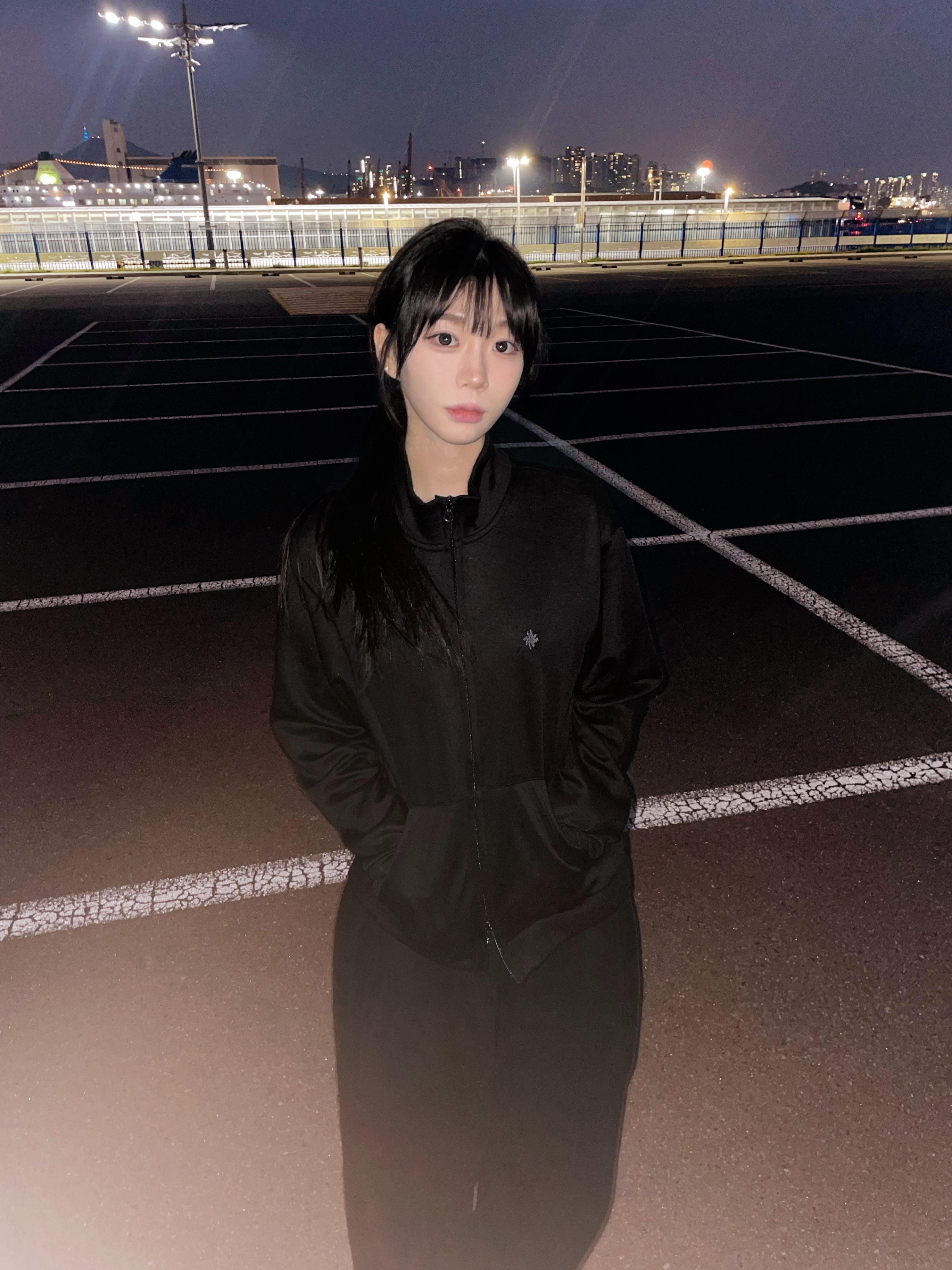 SLOW RECORD HOUSE Track Zip-Up Cardigan Black 착용 스타일 - 1
